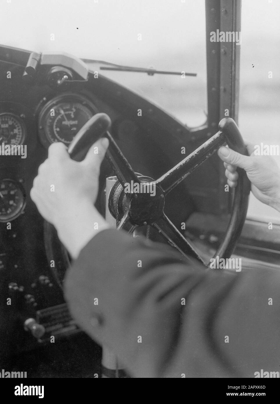 Aeroporto di Berlino - Tempelhof volante della Fokker F.XX PH-AIZ Gull Silver Data: Ottobre 1934 posizione: Berlino, Germania Parole Chiave: Cockpit, aviazione, compagnie aeree, piloti, aerei Foto Stock