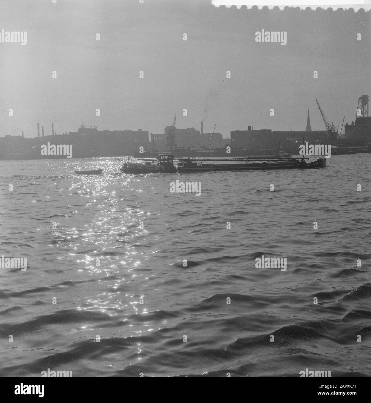Chiatte di registrazione nei porti e quayes a Rotterdam commissionati a.o. La famiglia Barge Data: 10 novembre 1960 Località: Rotterdam, Zuid-Holland Parole Chiave: Porti, chiatte, incarichi Foto Stock