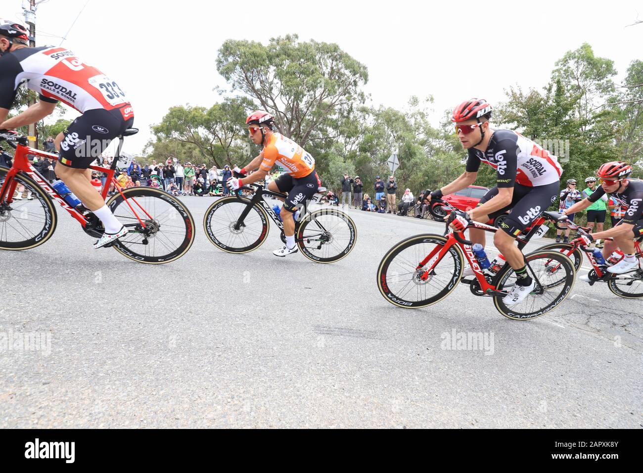 Piloti in gara sulla terza fase del Tour 2020 In bicicletta vicino Adelaide Australia Foto Stock