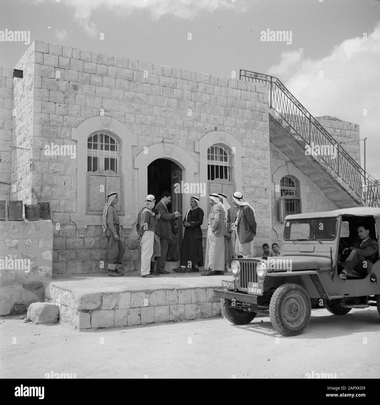 Medio Oriente 1950-1955: Giordania - Galilea Scenic a Zaita, un villaggio vicino al (allora) confine tra Giordania e Israele Annotazione: Al momento della registrazione questo luogo era in Giordania Data: 1950 luogo: Palestina, Giordania, Nablus Parole Chiave: Villaggi di confine, jeep, uomini Foto Stock