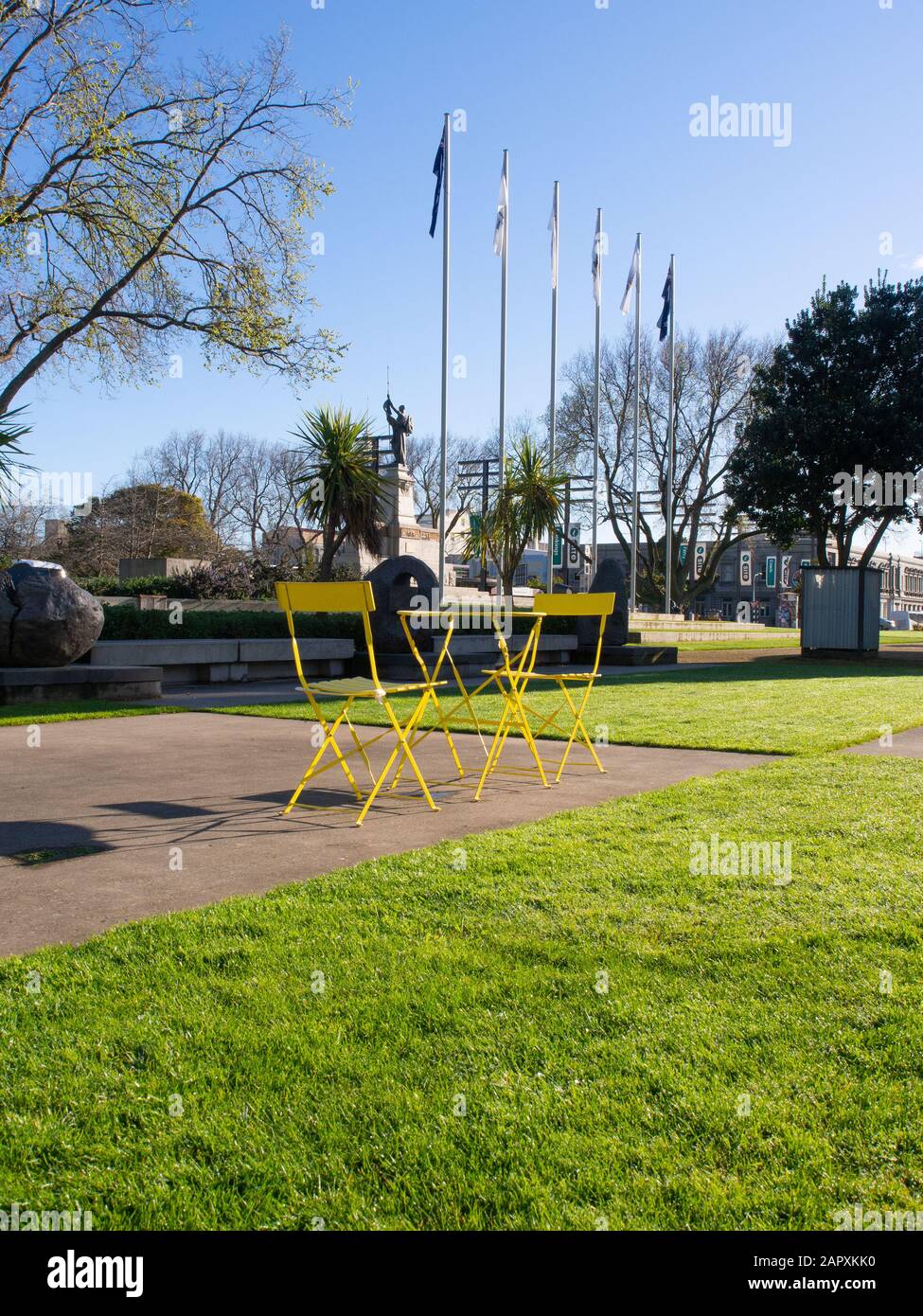 Sedie Gialle E Tavoli In Piazza Palmerston North Foto Stock
