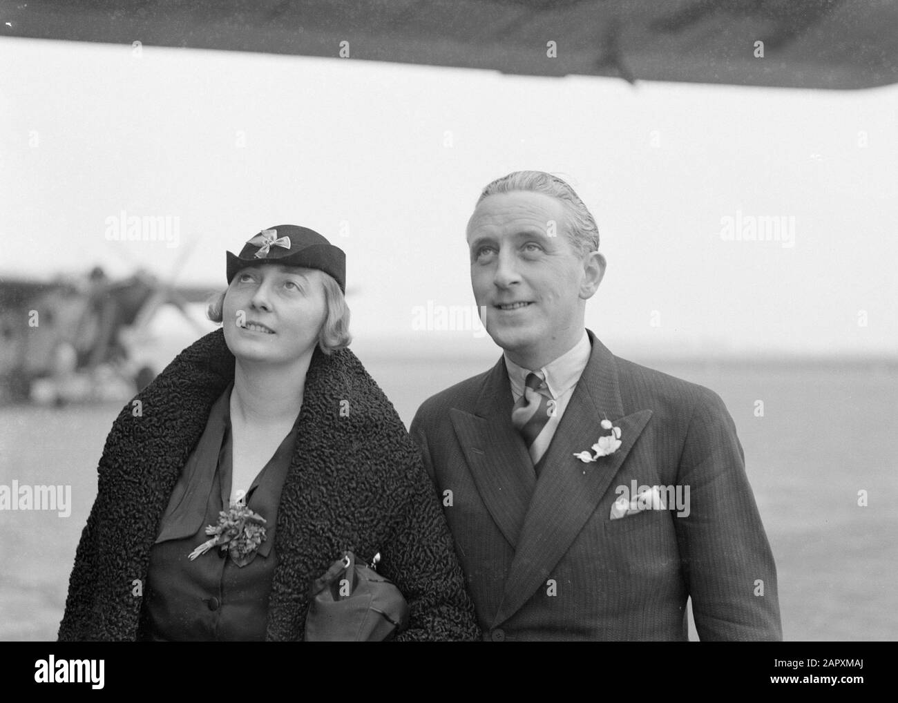 Aeroporto di Berlino - Tempelhof Thea Rasche e Harry Laponder sotto l'ala di un aereo, presumibilmente il Fokker F.XX PH-AIZ Silver Gull Data: Ottobre 1934 posizione: Berlino, Germania Parole Chiave: Aviazione, compagnie aeree, aerei, personale aereo, aeroporti Nome personale: Laponder, Harry, Rasche, Thea Foto Stock