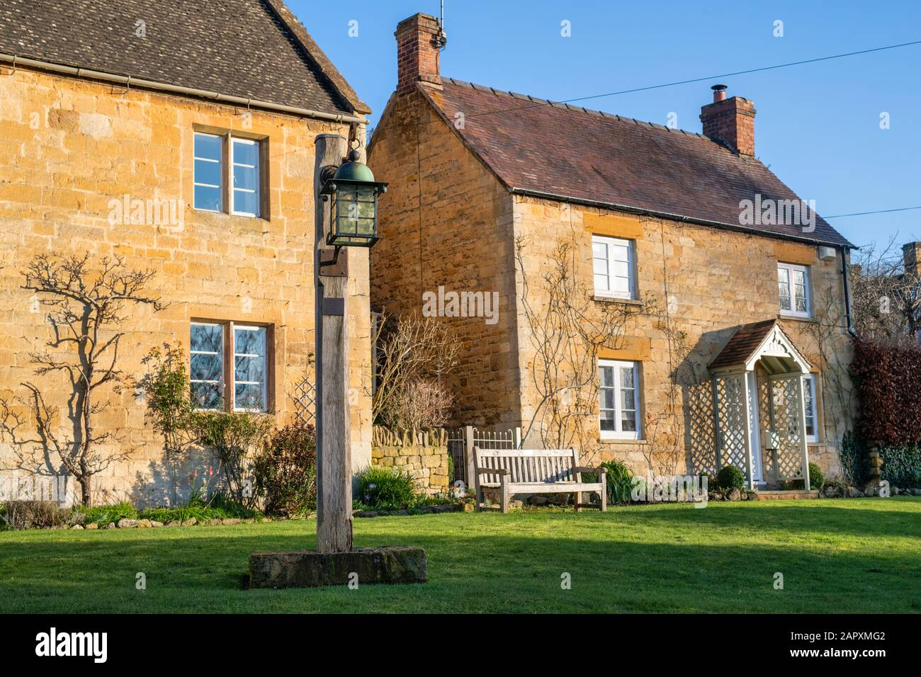 Stott Lantern fuori Cotswold cottages in inverno luce del sole al tramonto. Stanton, Cotswolds, Gloucestershire, Inghilterra Foto Stock