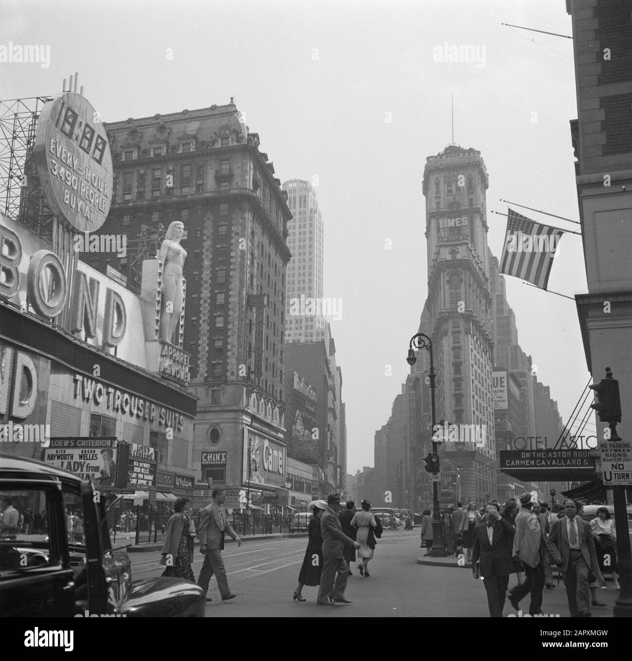 Street immagini di New York Times Square, con negozio di abbigliamento sinistro Bond Clothes e destra l'edificio One Times Square, visto da Broadway Data: Giugno 1948 posizione: New York (città), USA Parole Chiave: Street images Foto Stock