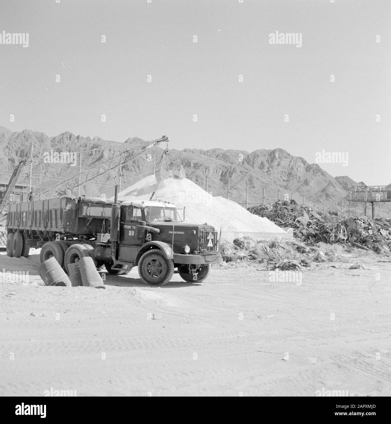 Israele - Timna Timna nel deserto del Negev; il sito delle miniere di rame con stoccaggio di determinate sostanze, un dragline e un camion Data: 1 gennaio 1963 Località: Israele, Negev, Timna Parole Chiave: Escavatori, industria, rame, miniere, magazzini, camion, deserti Foto Stock
