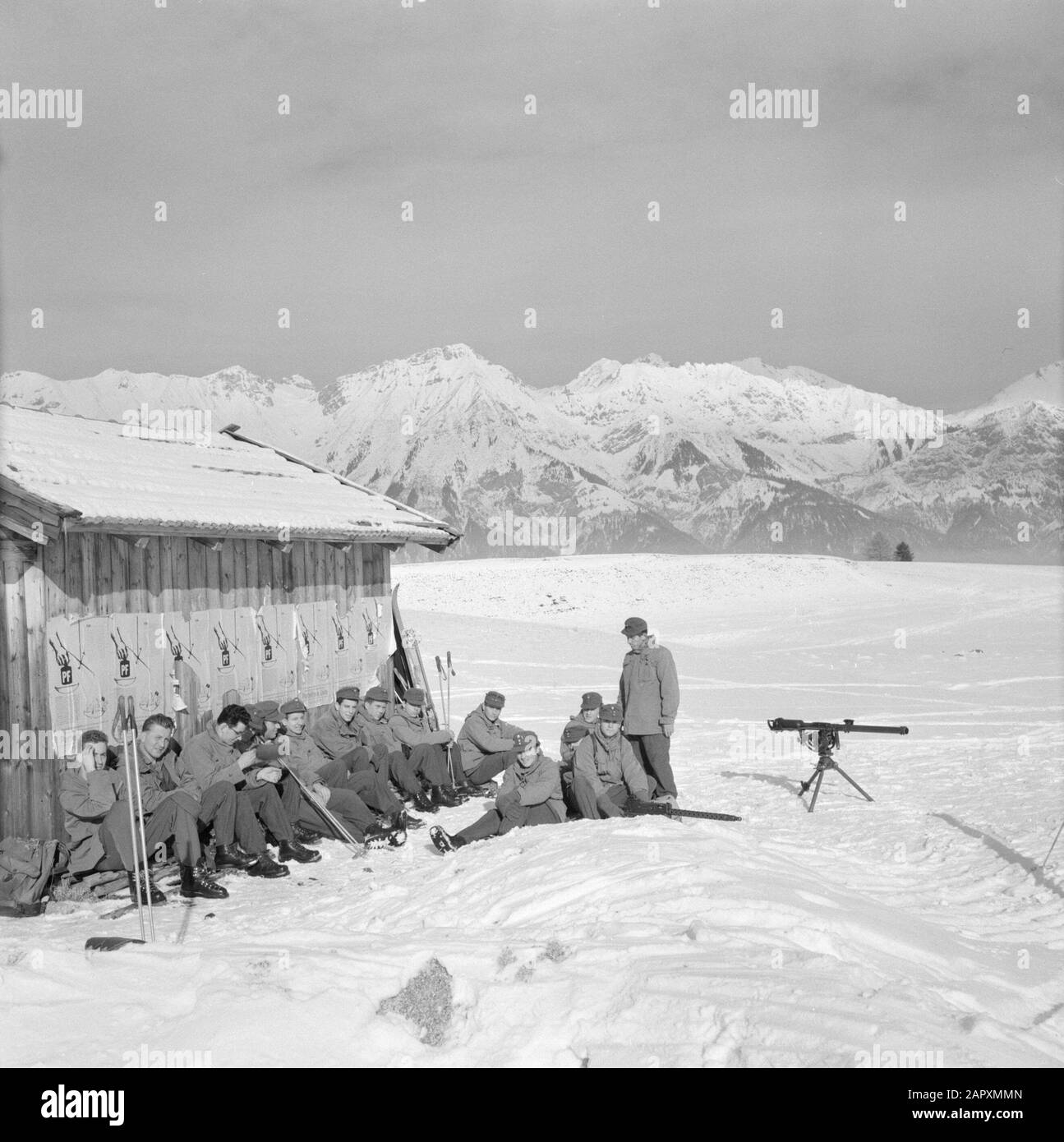 Tiroler Jägerbataillon 22 - Klosterkaserne Tiroler Jägerbataillon con tutti i diritti a recoilless foce fuoco 105mm Data: Gennaio 1960 luogo: Innsbruck, Austria, Tirolo Parole Chiave: Montagne, paesaggi, esercizi militari, militari, sci, neve, armi da fuoco, inverno Foto Stock