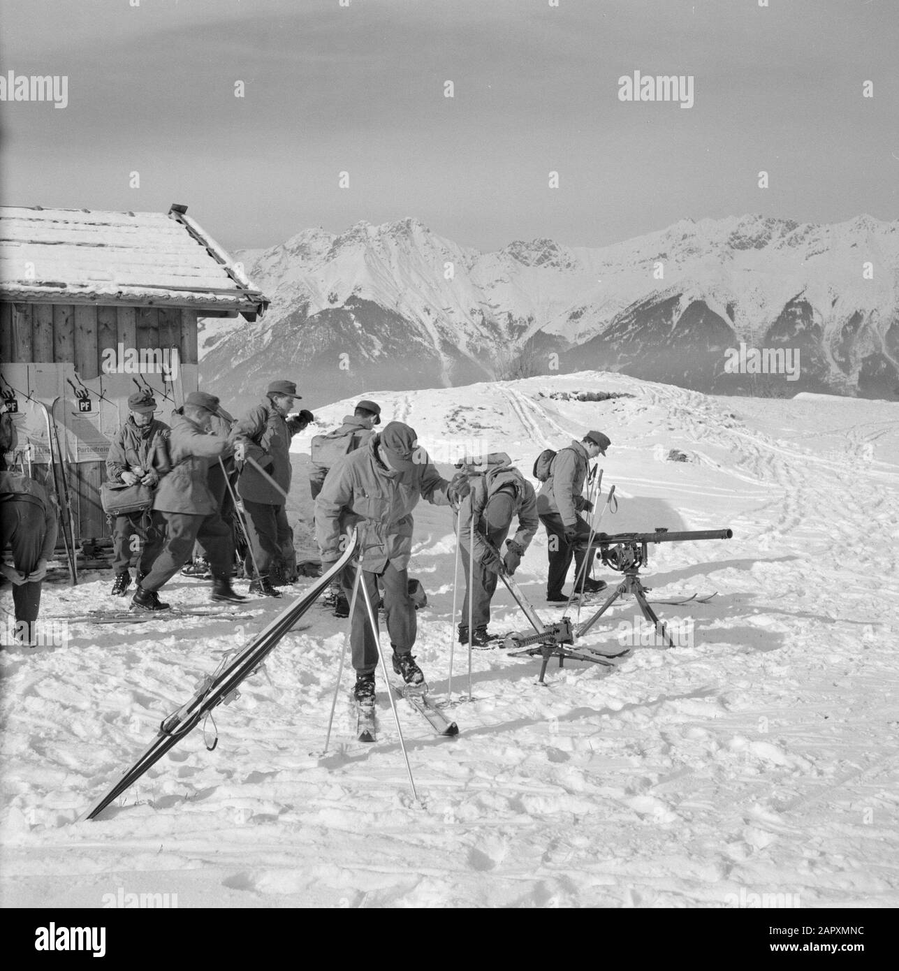 Tiroler Jägerbataillon 22 - Klosterkaserne Tiroler Jägerbataillon con ensign Hans Klupper sull'esercitazione con destra una bocca di fuoco recoilless 105mm e prima che un .30 mitragliatrice Data: Gennaio 1960 luogo: Innsbruck, Austria, Tirolo Parole Chiave: Montagne, paesaggi, esercitazioni militari, militari, sci, neve, armi da fuoco, inverno Foto Stock