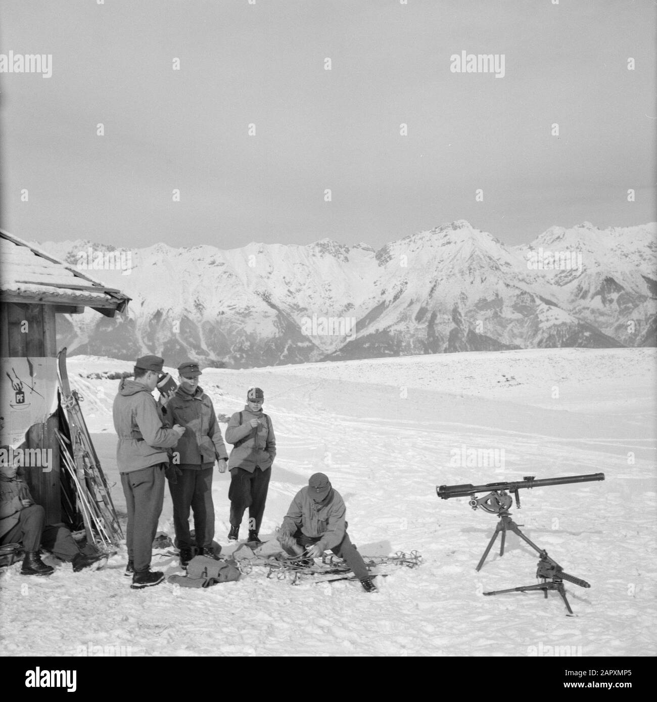 Tiroler Jägerbataillon 22 - Klosterkaserne Tiroler Jägerbataillon con ensign Hans Klupper sull'esercitazione con destra una bocca di fuoco recoilless 105mm e prima che un .30 mitragliatrice Data: Gennaio 1960 luogo: Innsbruck, Austria, Tirolo Parole Chiave: Montagne, paesaggi, esercitazioni militari, militari, sci, neve, armi da fuoco, inverno Foto Stock