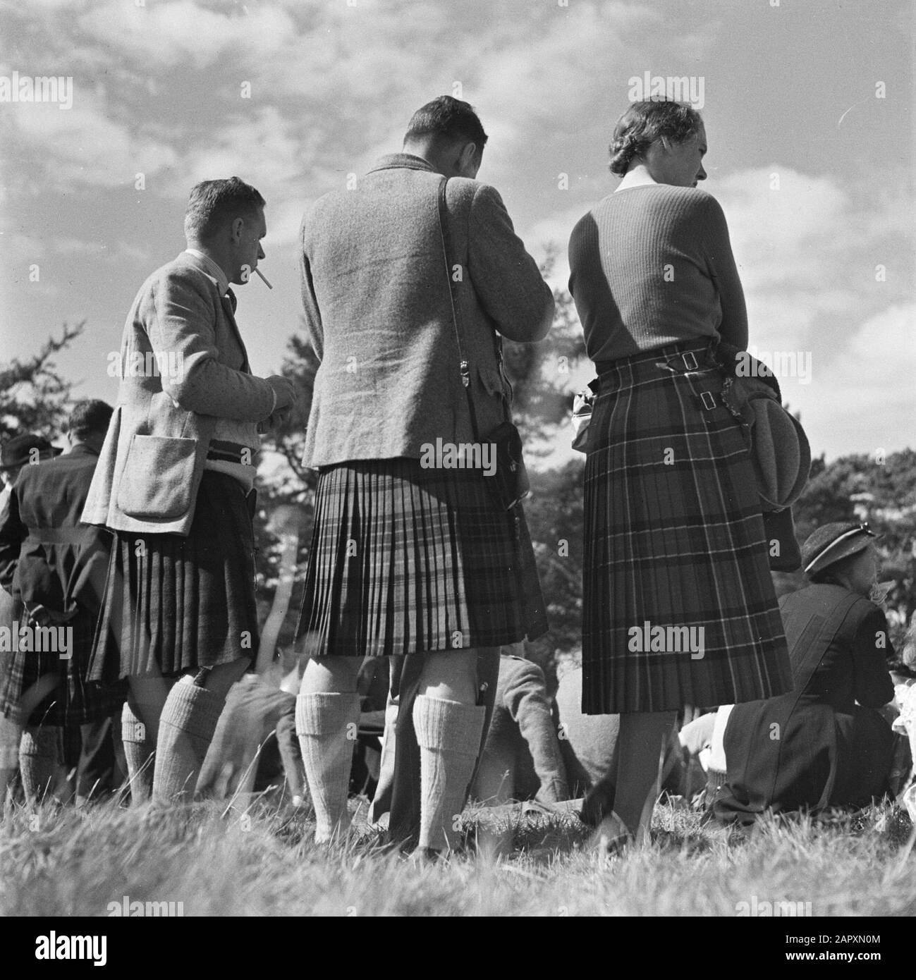 Scozia - Gli Spettatori delle Highlands in kilt ai Giochi delle Highland, una continuazione del diciannovesimo secolo dei tradizionali clan giochi dalle Highlands di Scozia Data: 1934 posizione: Gran Bretagna, Scozia Parole Chiave: Abbigliamento Foto Stock