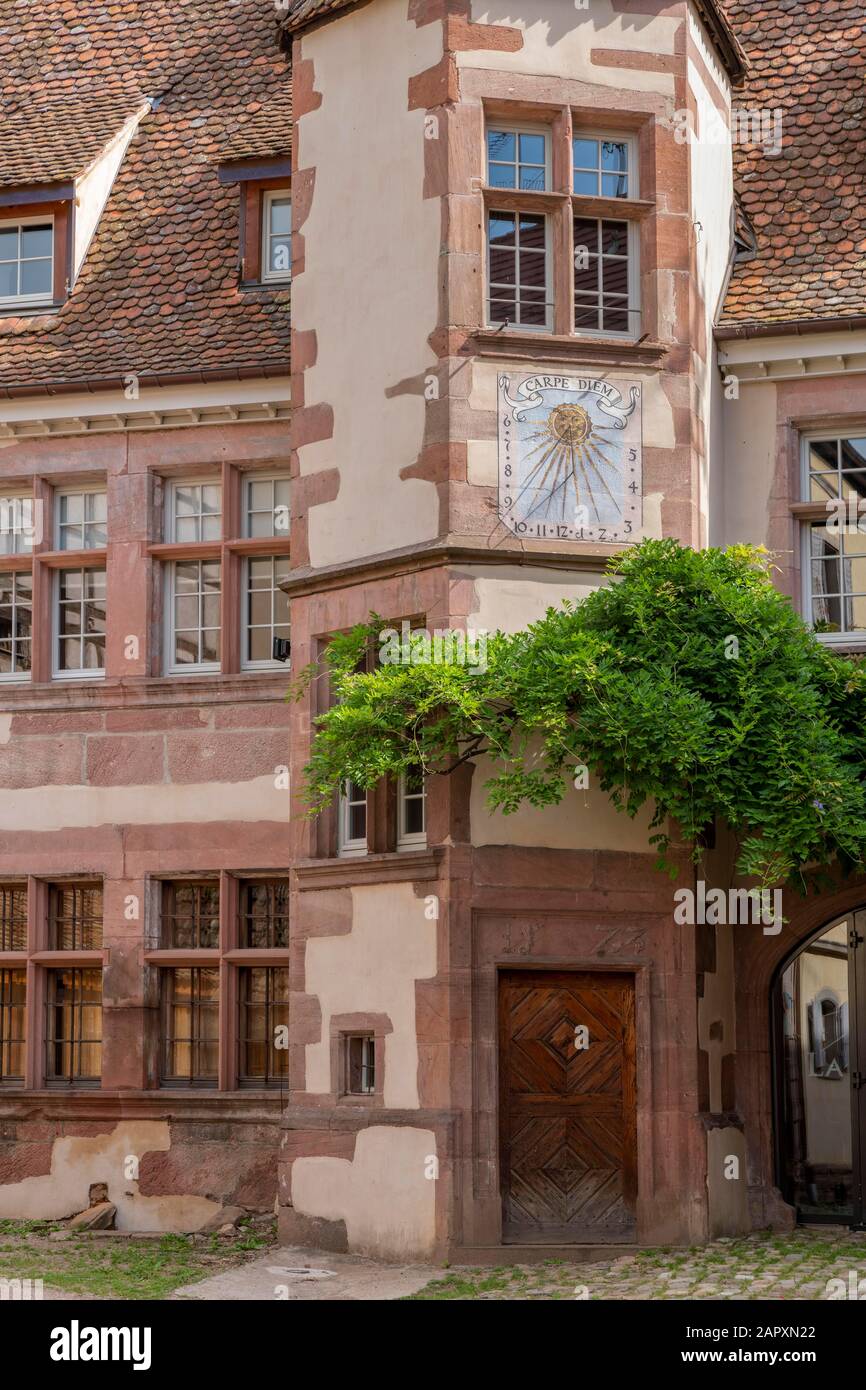 Casa storica con meridiana con iscrizione Carpe Diem, Riquewihr, Alsazia, Francia Foto Stock