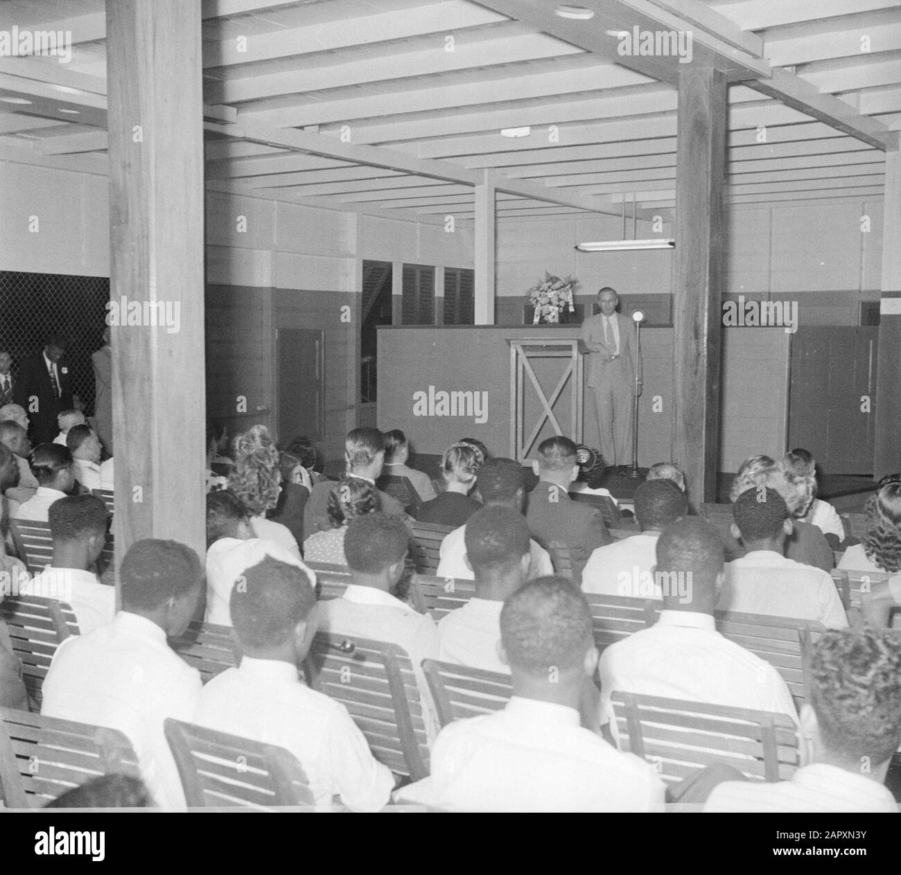 Viaggio nel Suriname e nelle Antille Olandesi Discorso del Sig. De Groot all'apertura di un nuovo edificio del Suriname Bauxiet Maatschappij a Moengo Data: 1947 luogo: Moengo, Suriname Parole Chiave: Discorsi Nome personale: Large, the Foto Stock