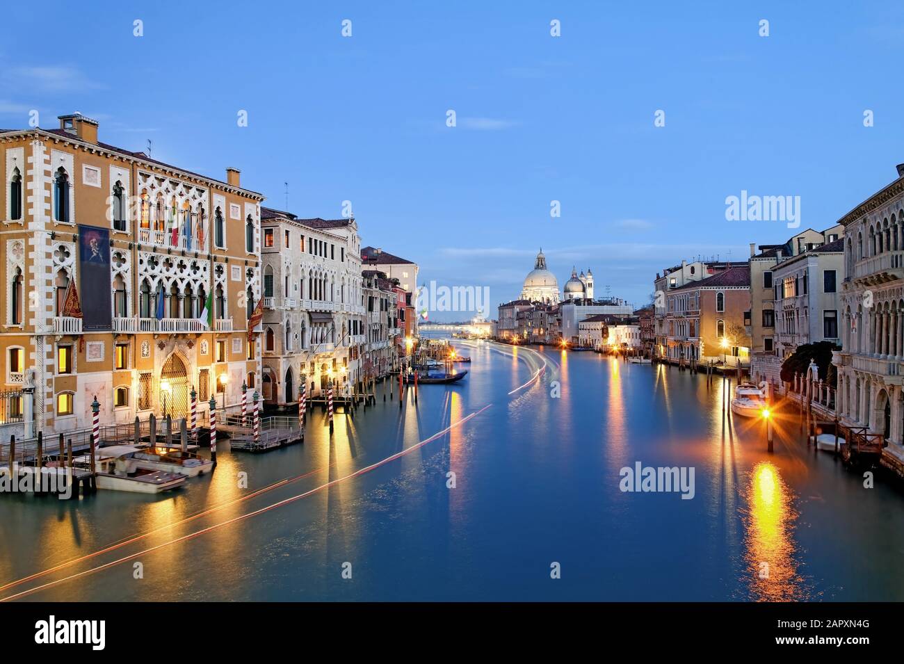 Canal Grande, atmosfera serale con chiesa Santa Maria della Salute, Venezia, Italia Foto Stock