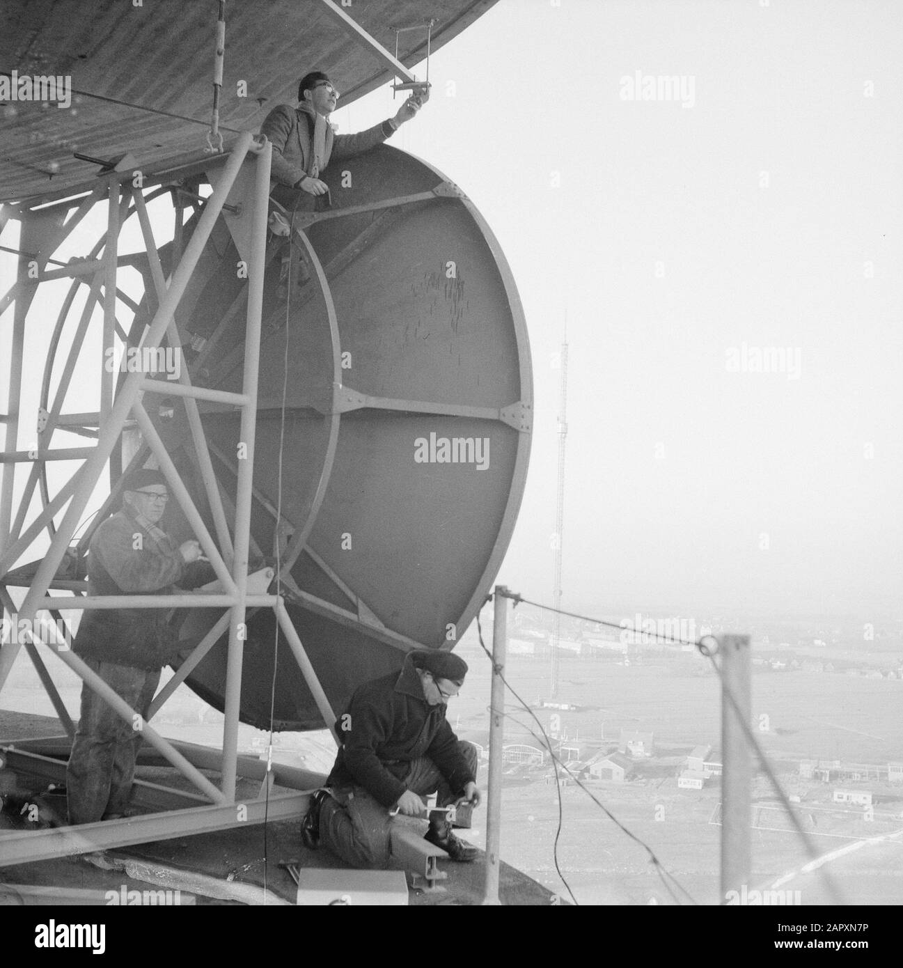 Paraboles immagini e fotografie stock ad alta risoluzione - Alamy