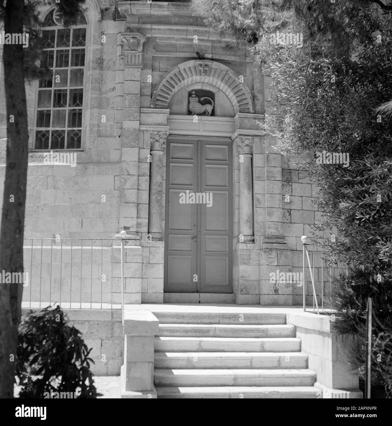 Israele 1964-1965: Gerusalemme (Gerusalemme), statue di strada Scale alla porta di un edificio della chiesa, la cosiddetta chiesa abbesiniana, con un rilievo di un leone coronato con croce sopra la porta Data: 1964 luogo: Israele, Gerusalemme Parole Chiave: Architettura, porte, edifici della chiesa, statue di strada, gradini Foto Stock