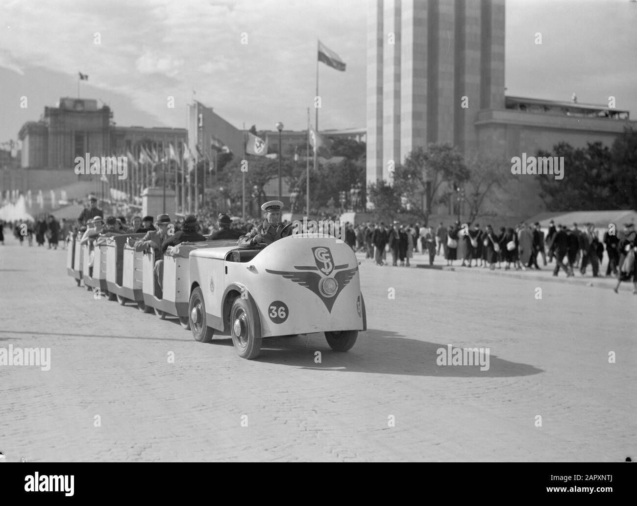 World Exhibition Paris 1937 treno sulla fiera con vista del Palais de Chaillot, la parte anteriore del padiglione tedesco e una fila di flagelli Data: 1937 posizione: Francia, Parigi Parole Chiave: Architettura, musei, pubblico, treni, mezzi di trasporto, bandiere, mostre del mondo Foto Stock