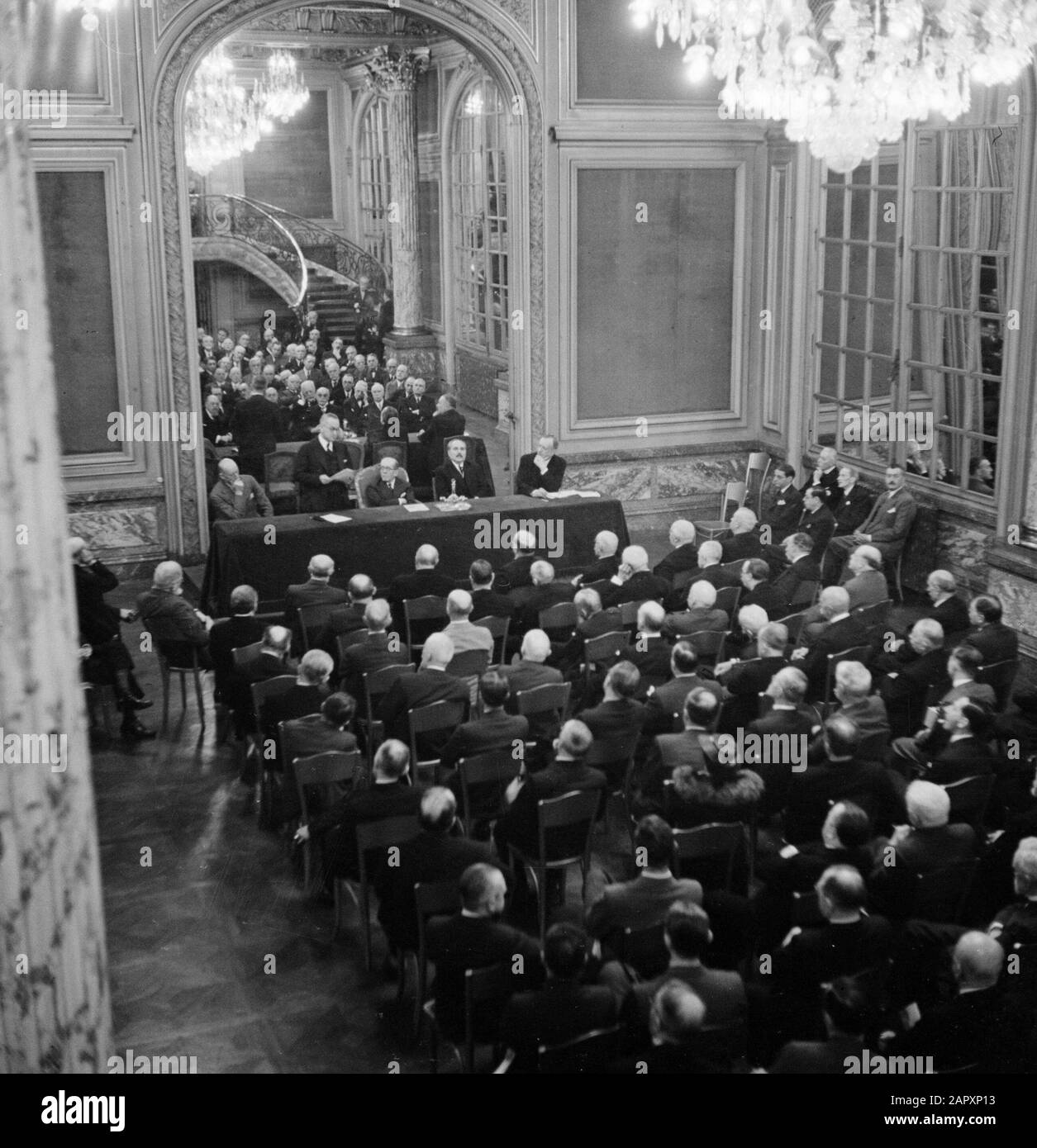Discorso Štefan Osuský per l'Académie Diplomatique International Czecho-Slovak Ambassador Štefan Osuský (in piedi dietro il tavolo) parla per una sala diplomatici, a destra di lui Henry Bérenger, presidente della commissione per gli affari esteri del Senato francese Annotazione: Oggetto del discorso di Osusky è stata l'Equilibre Politique de l'Europe (l'equilibrio del potere politico dell'Europa). Data: 23 giugno 1938 luogo: Parigi Parole Chiave: Diplomatici, uomini, righe, specchi, discorsi Nome personale: Bérenger, Henry, Osuský, Štefan Foto Stock