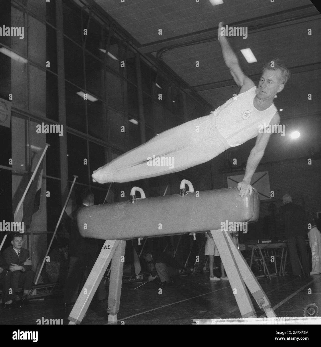 Turnmeeting Olanda Renania a Coevorden, Klaas Bo in actie il cavallo Data: 20 novembre 1960 Località: Coevorden, Olanda, Renania Parole Chiave: Turnmeetings, azioni Nome personale: Boat, Klaas Foto Stock