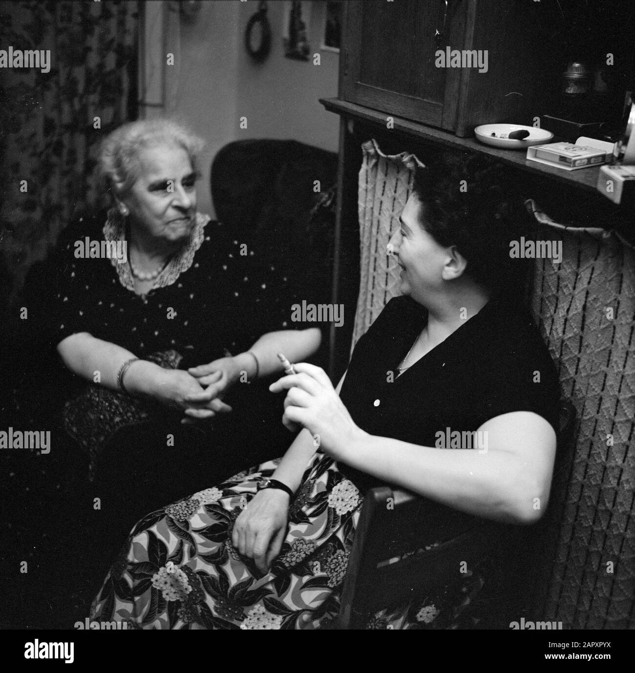 Foto di famiglia Due donne, probabilmente la madre di Van de Poll e sua moglie Hilde Eschen, in conversazione Data: Non data posizione: Hilversum, Noord-Holland Parole Chiave: Interni, donne Nome personale: Eschen, Hildegard, poll, del Foto Stock