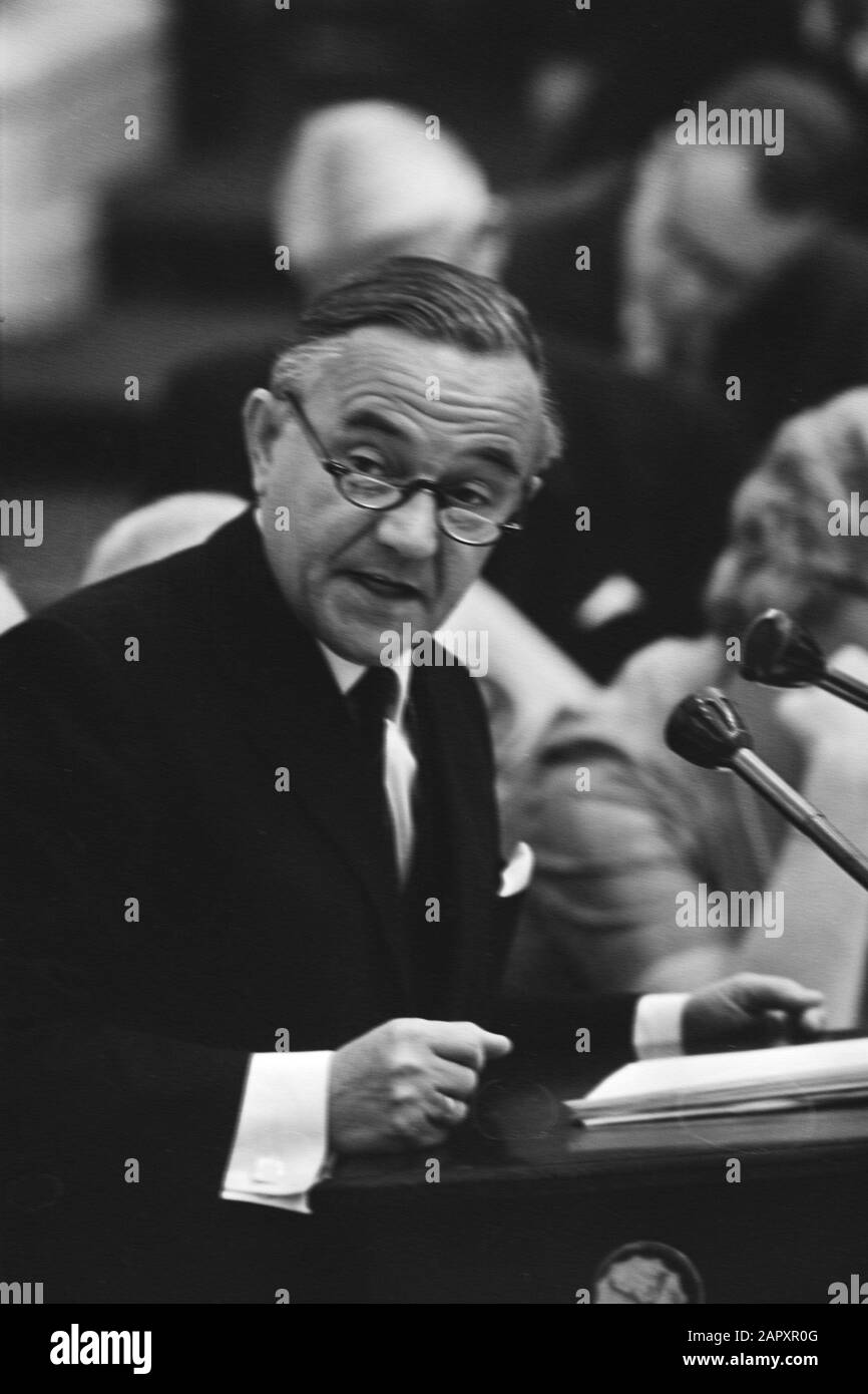 Seconda Sezione; risposta del governo dopo le discussioni di ieri sulle considerazioni generali; Premier De Jong, titolo, alla parola Data: 15 ottobre 1970 Parole Chiave: Nome dell'istituzione politica: Casa Foto Stock