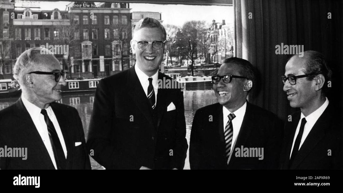 B.J. Udink (CHU), Ministro della cooperazione allo sviluppo, tra quattro rappresentanti del Gruppo intergovernativo sull'Indonesia. Amsterdam, Paesi Bassi, 8 Dicembre 1969.; Foto Stock