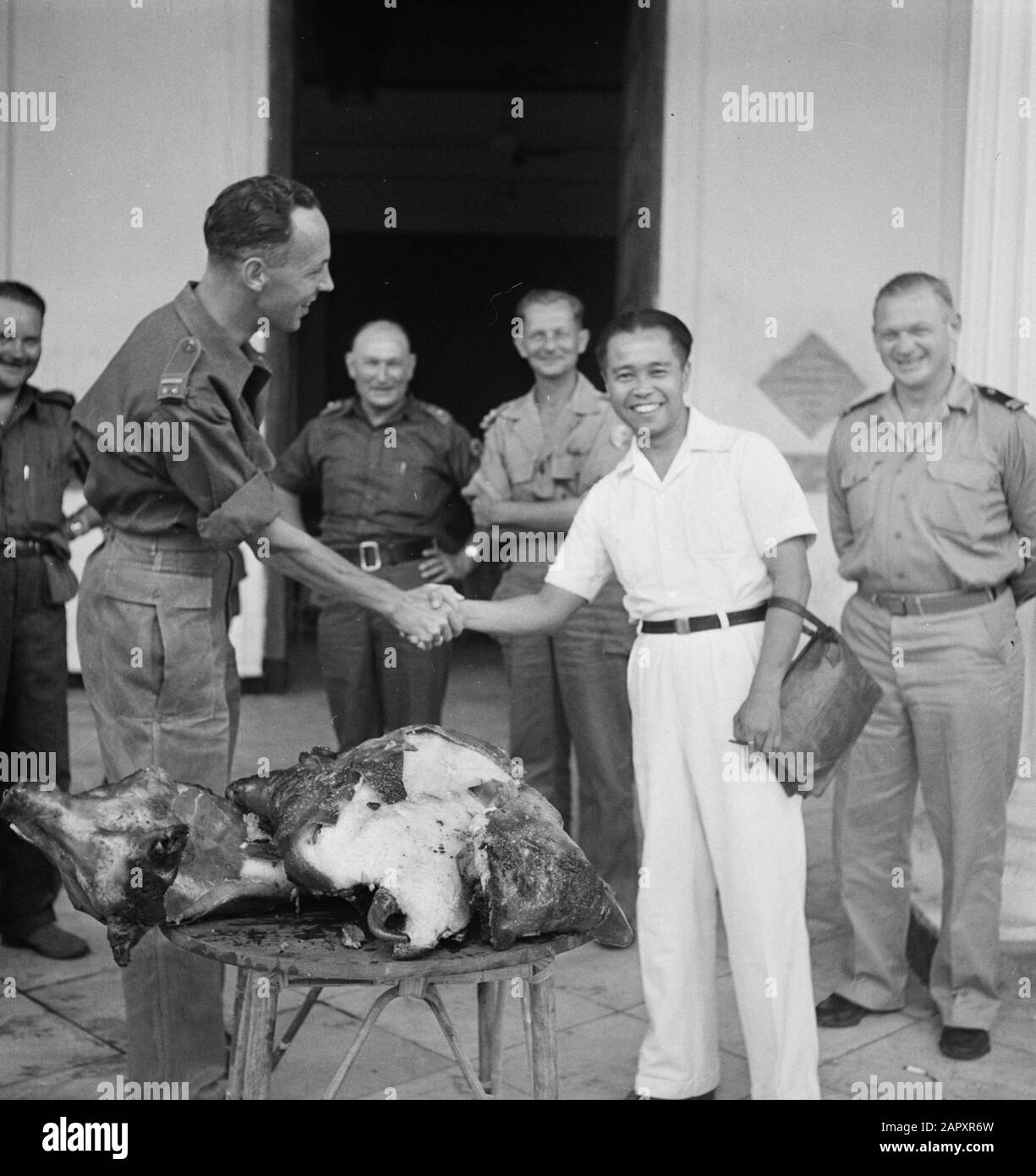 Prigionieri di guerra tedeschi; dono della comunità cinese a II-5 RI; Murder a Ledok (Pasuruan); Bronze croce Dr. Diehl e Sg. W. de Lima Surabaya in riconoscimento di ciò che le truppe olandesi hanno fatto per proteggere la popolazione cinese, un dono è stato offerto dall'associazione cinese Chung Hwa Chung Hui a Pasuruan al comandante di II-5 RI, comandante Ooms, composto di sigarette e un maiale. Data: Settembre 1947 Località: Indonesia, Indie Orientali Olandesi, Pasuruan Foto Stock