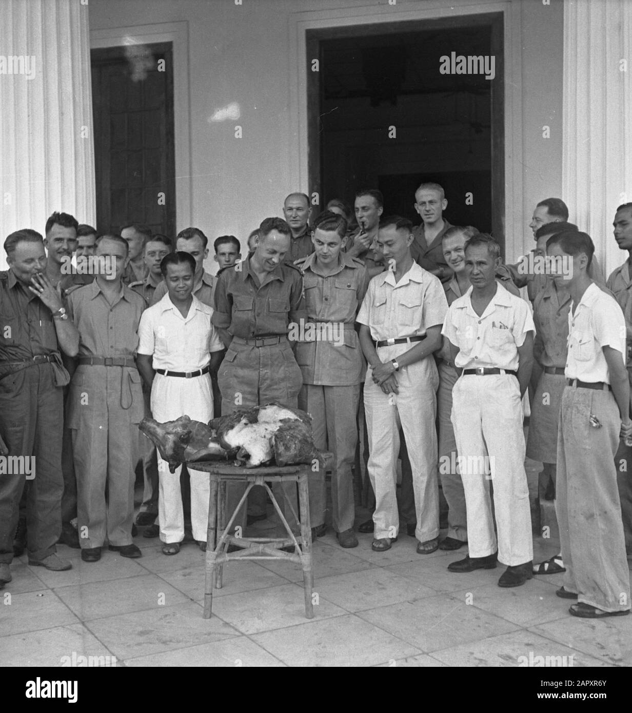 Prigionieri di guerra tedeschi; dono della comunità cinese a II-5 RI; Murder a Ledok (Pasuruan); Bronze croce Dr. Diehl e Sg. W. de Lima Surabaya in riconoscimento di ciò che le truppe olandesi hanno fatto per proteggere la popolazione cinese, un dono è stato offerto dall'associazione cinese Chung Hwa Chung Hui a Pasuruan al comandante di II-5 RI, comandante Ooms, composto di sigarette e un maiale. Data: Settembre 1947 Località: Indonesia, Indie Orientali Olandesi, Pasuruan Foto Stock