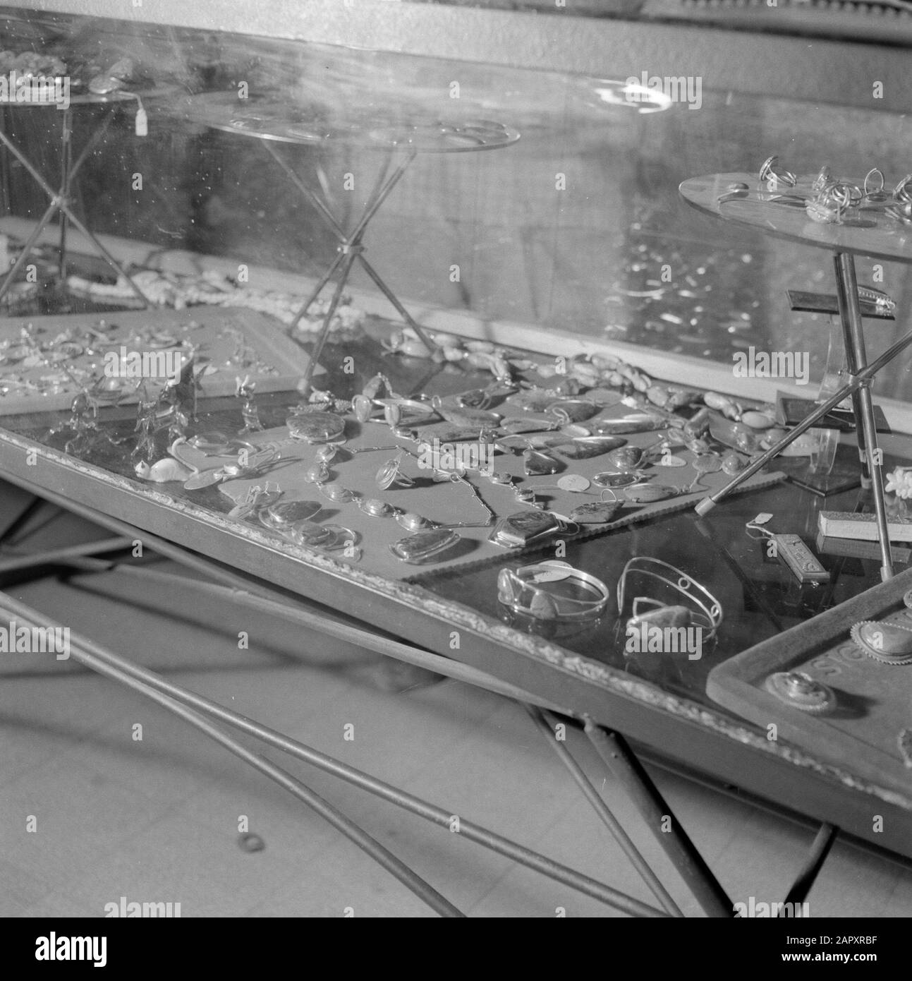 Israele - Eilat Mostra di gioielli in cui la pietra di Eilat è lavorata in un'azienda in cui questa pietra è lavorata e lavorata. Data: 1 gennaio 1963 luogo: Eilat, Israele Parole Chiave: Operai, gemme, pietre semipreziose, industria, macchine, gioielli Foto Stock