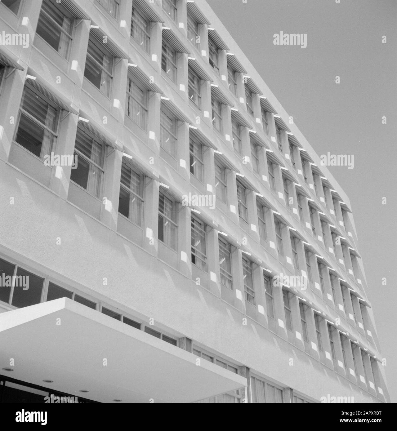 Israele 1964-1965: Tel Aviv, infrastruttura moderna e architettura fuori da un edificio, presumibilmente edificio cantonale Data: 1964 Località: Israele, Tel Aviv Parole Chiave: Edifici Foto Stock
