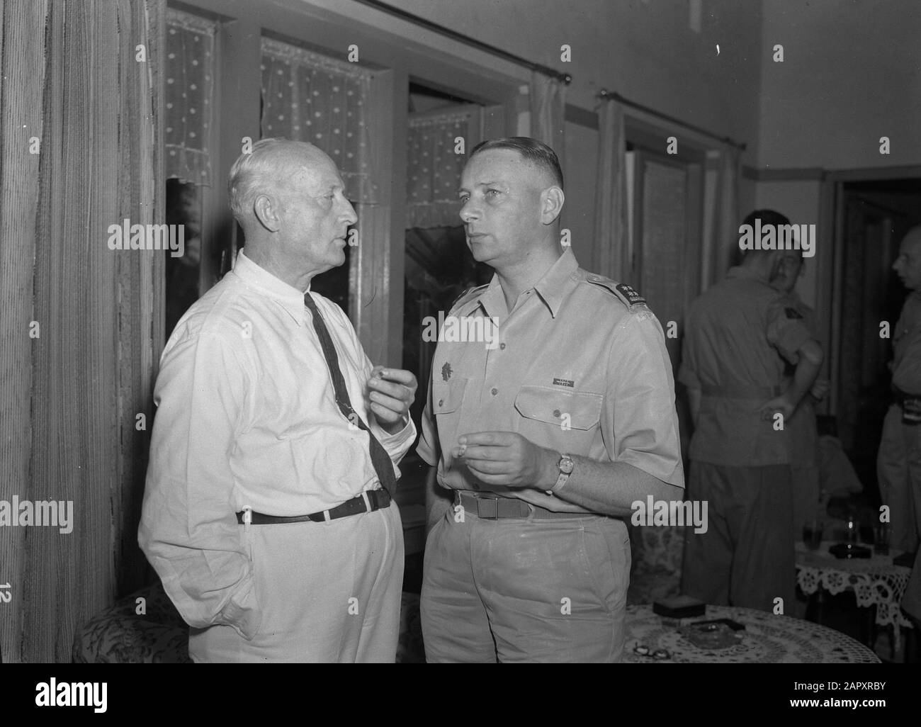 Medaglia della libertà Premio Al Maggior Bensen Premio della Medaglia della libertà al Maggiore Guillaume Bensen del console generale americano Walter C. Foote. Foote in conversazione con il Generale S.H. Data Treno: 20 Giugno 1947 Ubicazione: Indonesia, Indie Orientali Olandesi Foto Stock