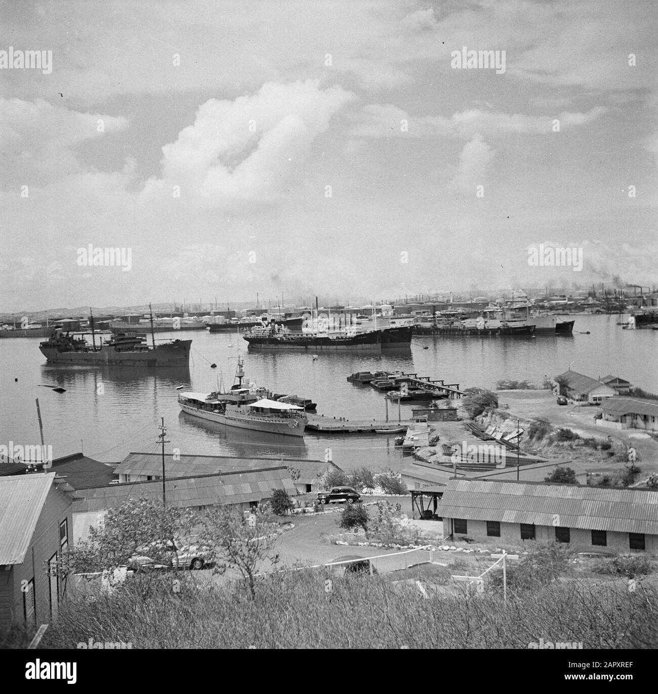 Viaggio in Suriname e Antille Olandesi Vista del porto della raffineria di petrolio della CPIM sull'Isla il Curaçao Data: 1947 Località: Curaçao Parole Chiave: Panorami, raffinerie, navi Foto Stock