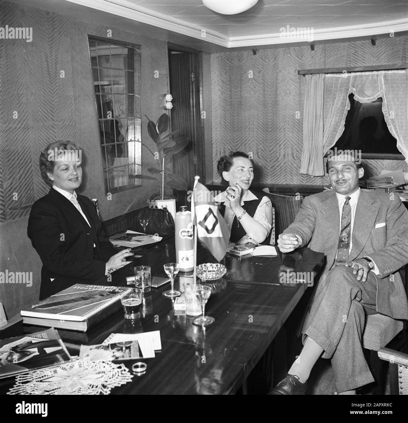 Navigazione sul Reno, reportage sulla vita e lavoro a bordo di una nave del Reno Ursula e Harry van Gunsteren a bordo del Damco 9, al centro è Hilde Eschen la terza moglie di Guglielmo del Poll Data : 1 aprile 1955 Località: Rotterdam, Zuid-Holland Parole Chiave: Ritratti Nome personale: Echen, Hilde, Gunsteren, Harry Van, Gunsteren, Ursula Van Foto Stock Navigazione sul Reno, reportage sulla vita e lavoro a bordo di una nave del Reno Ursula e Harry van Gunsteren a bordo del Damco 9, al centro è Hilde Eschen la terza moglie di Guglielmo del Poll Data : 1 aprile 1955 Località: Rotterdam, Zuid-Holland Parole Chiave: Ritratti Nome personale: Echen, Hilde, Gunsteren, Harry Van, Gunsteren, Ursula Van Foto Stock