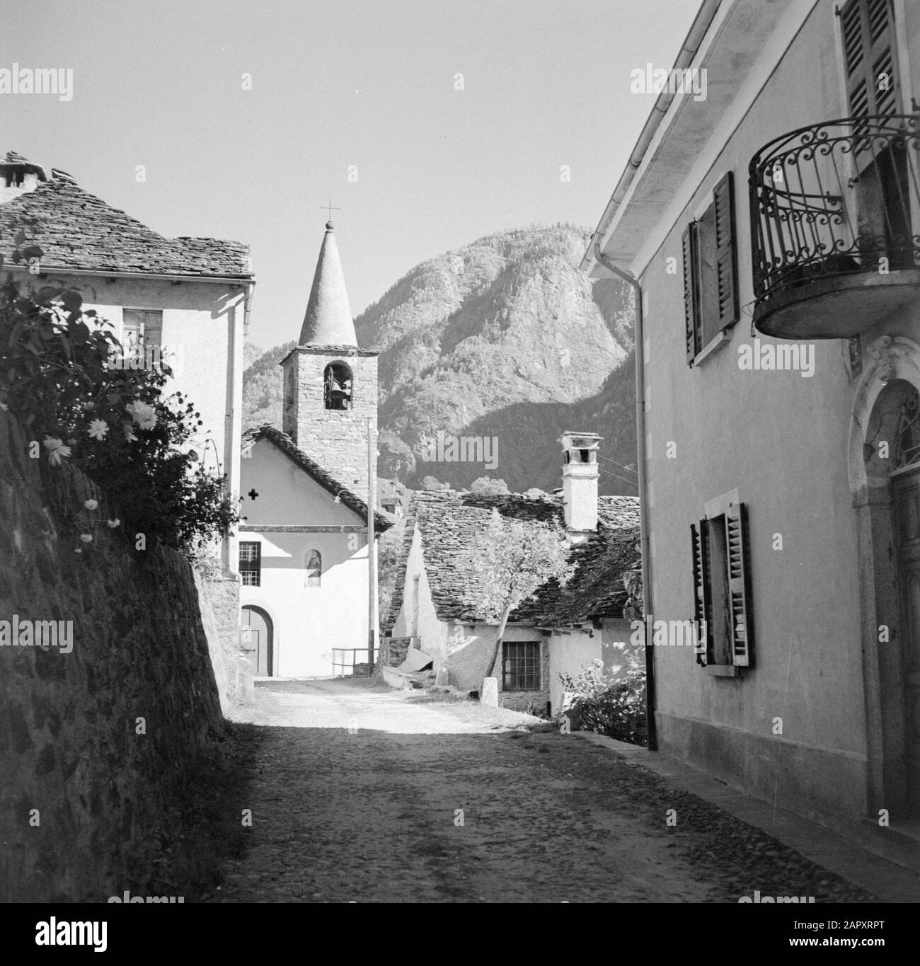 Tour lungo il lato svizzero del Lago maggiore Vallemaggia: Via e chiesa in un villaggio Data: Novembre 1961 Località: Vallemaggia, Svizzera Parole Chiave: Immagini del villaggio, edifici della chiesa Foto Stock