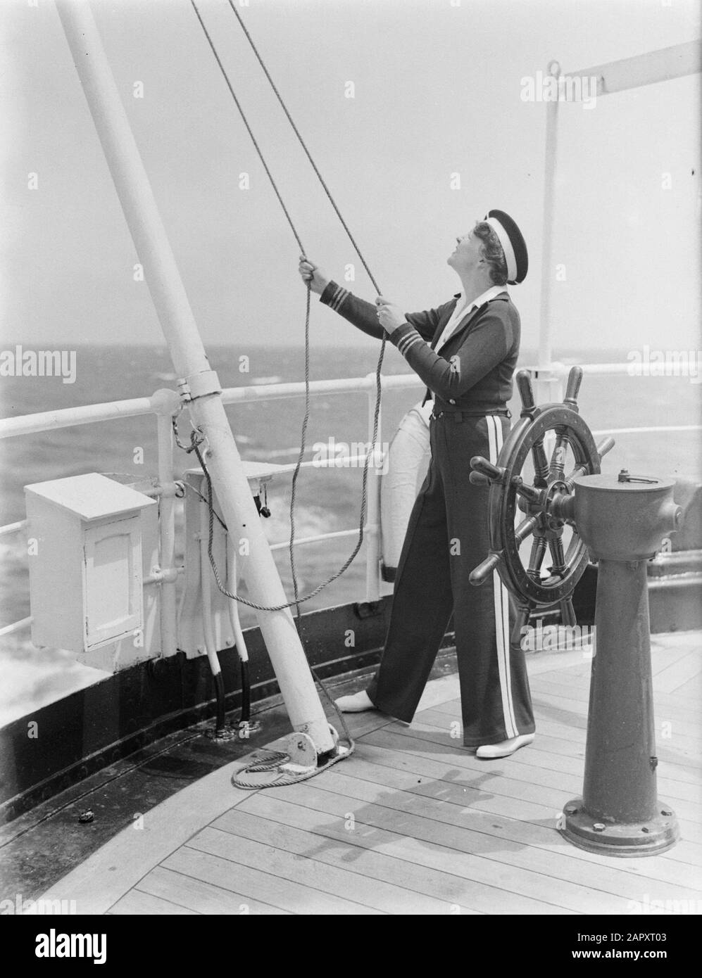 MS Colombia Della donna dei Sondaggi nell Langlais come marinaio sulle corde a bordo della MS Colombia Data: 1 maggio 1934 Parole Chiave: Navi Nome del personale: Langlais, nell Nome dell'istituzione: KSNM Foto Stock