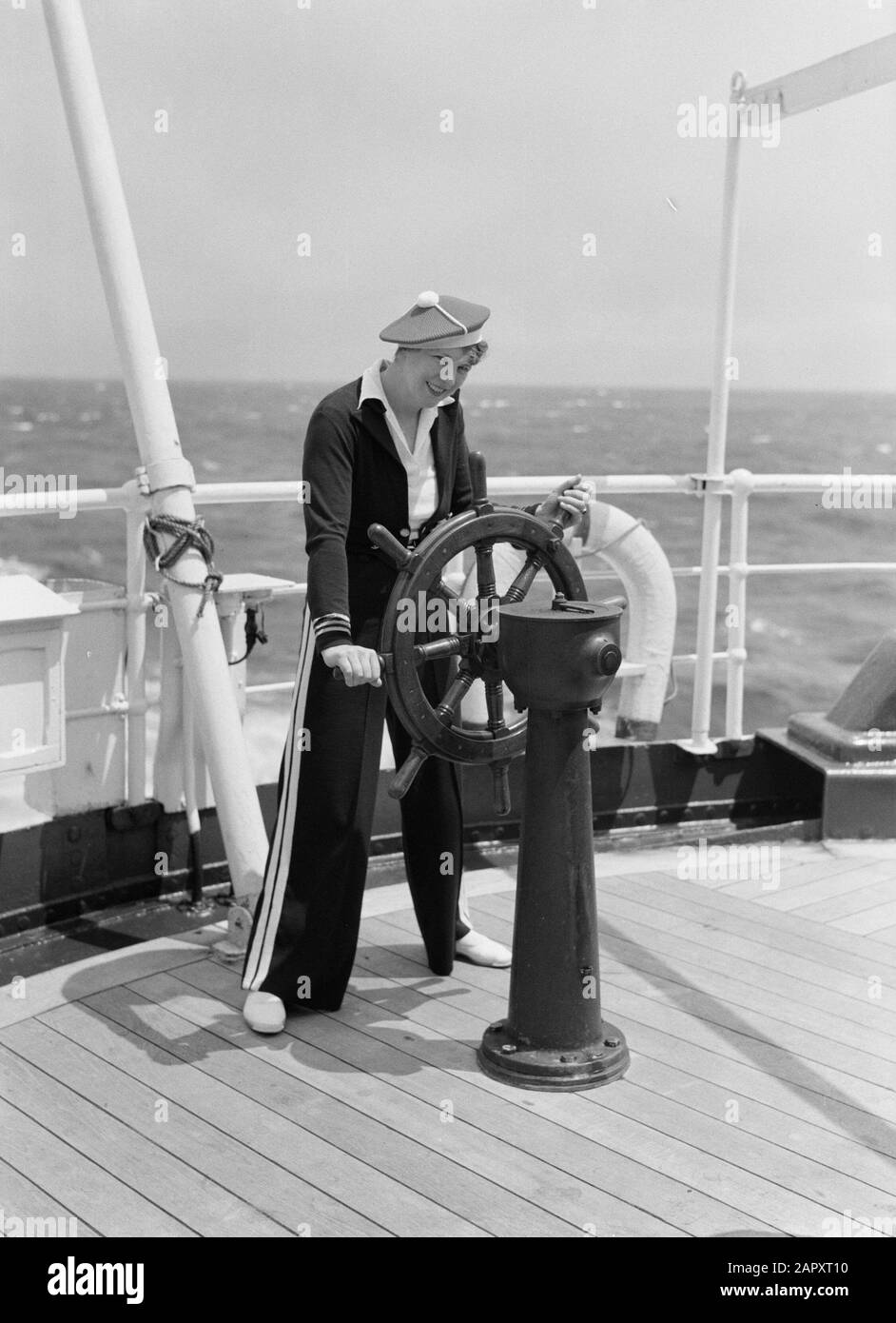 Colombia Van de Polls donna nell Langlais al timone sulla MS Colombia Data: 1 maggio 1934 Parole Chiave: Viaggiatori, navi Nome personale: Langlais, nell Foto Stock