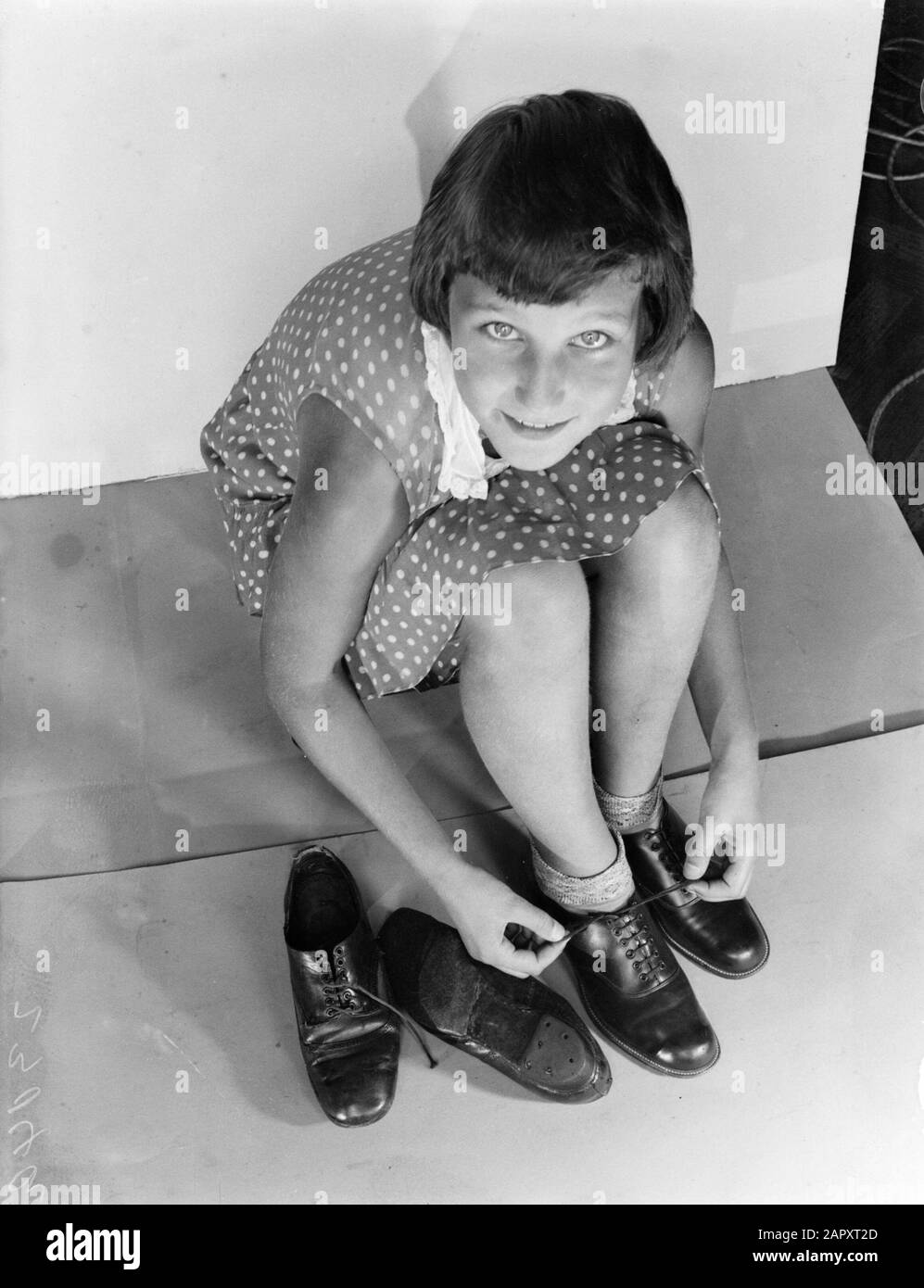 Pubblicità Fotografia Van der Sondaggi figliastra Hans Poses Annotazione: Probabilmente una foto per una campagna di scarpe da parte della società pubblicitaria americana vendi Di Più Data: 1932 Parole Chiave: Ragazze, scarpe Nome istituzionale: Nimco Foto Stock