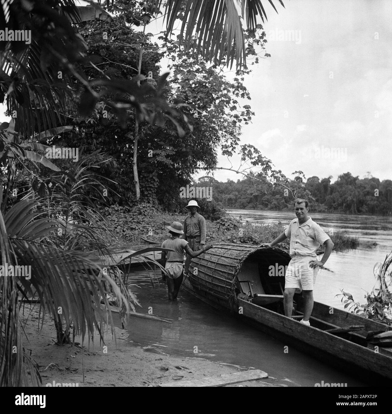 Viaggio in Suriname e le Antille olandesi Van der Polls passeggero Dirk Simons a korjaal sul Marowijnerivier vicino Langetabbetje Data: 1947 luogo: Langatabbetje, Marowijne, Suriname Parole Chiave: Fiumi, navi Nome personale: Simons, Dirk Foto Stock