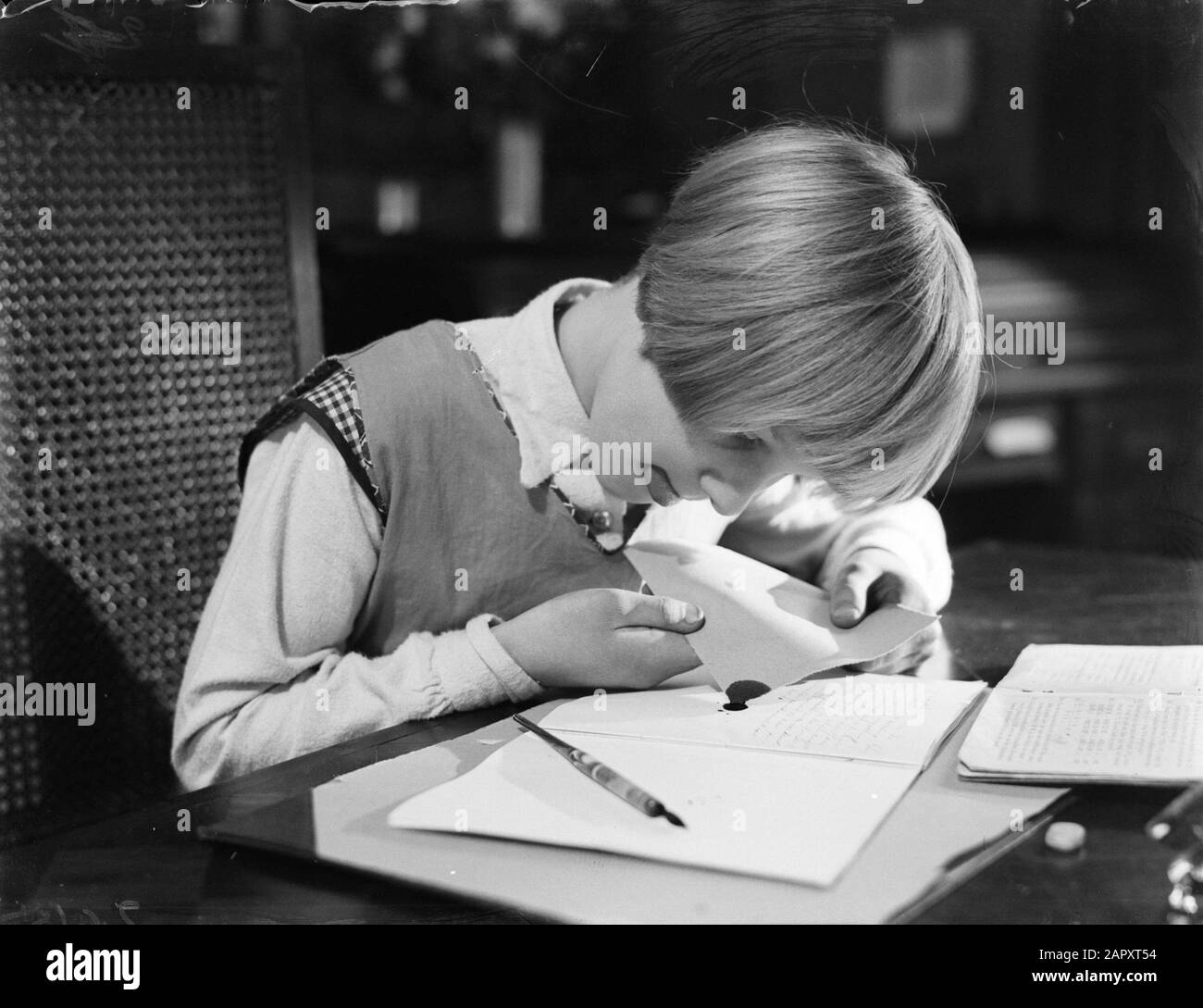 Foto di famiglia Van der Sondaggi figliastra Renée dept una macchia d'inchiostro Data: 1932 Parole Chiave: Ragazze, scrittura Foto Stock
