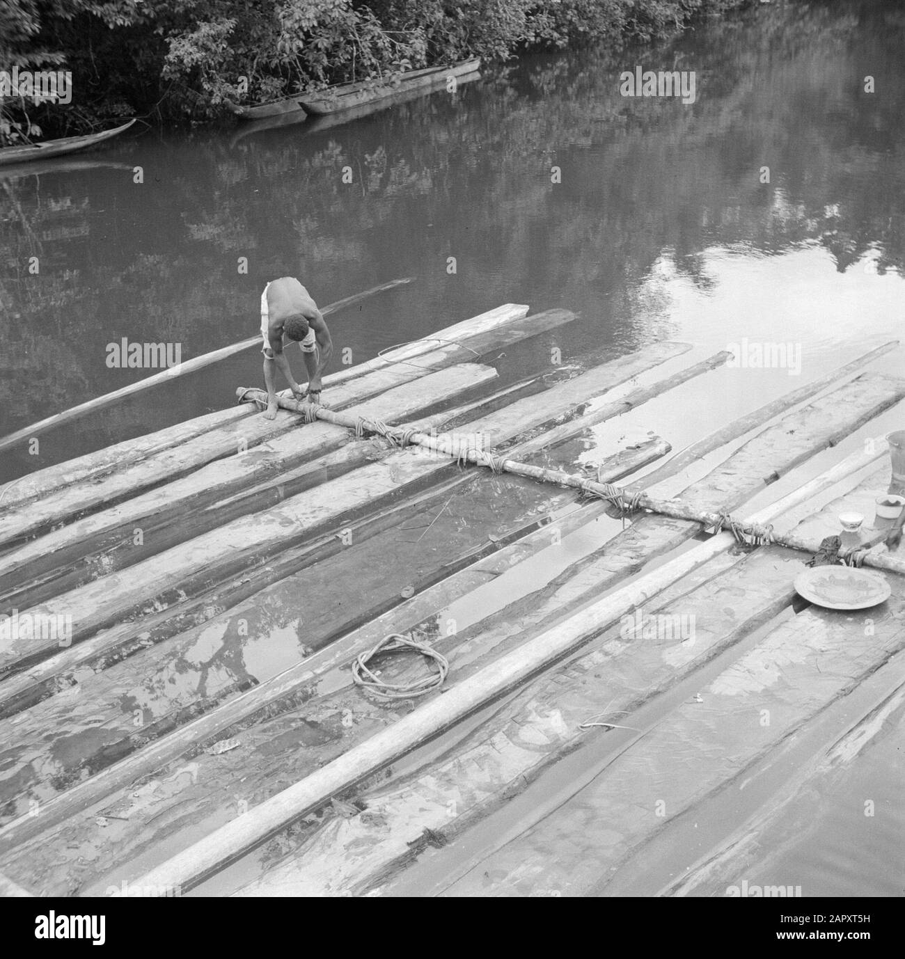 Viaggio in Suriname e Antille Olandesi Dal bosco abbattuto una zattera è fatta per scendere il Marowijnerivier Data: 1947 luogo: Marowijne, Suriname Parole Chiave: Industria del legno, giungle, ecc. zattere Foto Stock
