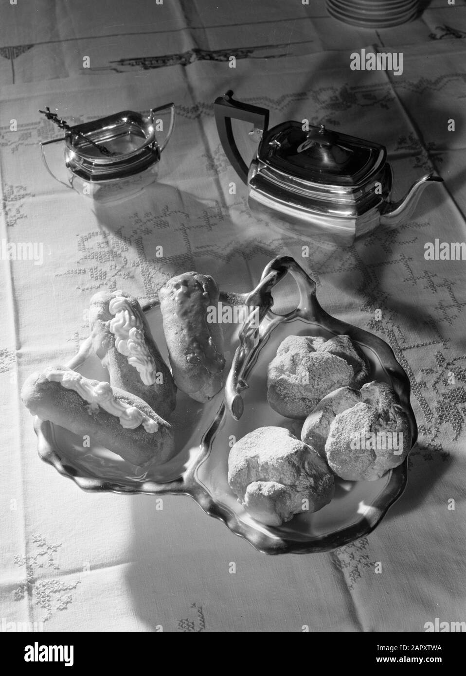 Advertising Photography Diversi tipi di torte e un caffè d'argento e ciotola di zucchero Annotazione: Foto fatta per il libro 'We bake self' scritto da R. Lottering-Hillebrand e pubblicato da Van Holkema en Warendorf Data: Maggio 1956 Parole Chiave: Pasticceria Foto Stock