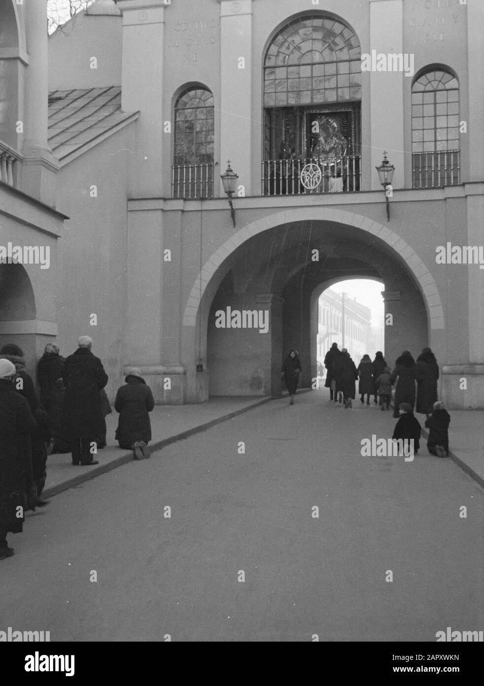 Viaggio In Lituania Vilnius. Cappella sopra la porta dell'alba, in cui c'è un'icona molto venerata della Beata Vergine Maria (Mater Misericordiae) visibile dalla strada sul lato della città Annotazione: La porta dell'alba è l'unica porta della città rimasta di Vilnius. Nel 1652, l'icona del culto fu posta sopra questa porta. L'attuale cappella sopra il cancello risale al 1722 Data: 1934 posizione: Lituania, Vilnius Parole Chiave: Mariaverering, cappelle, porte Foto Stock