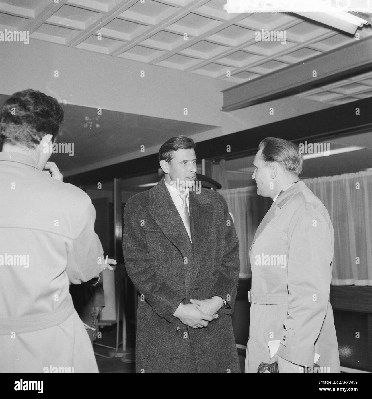 Arrivo dei calciatori russi all'aeroporto di Schiphol. Portiere Lev Yashin (in abito scuro) in conversazione; Foto Stock