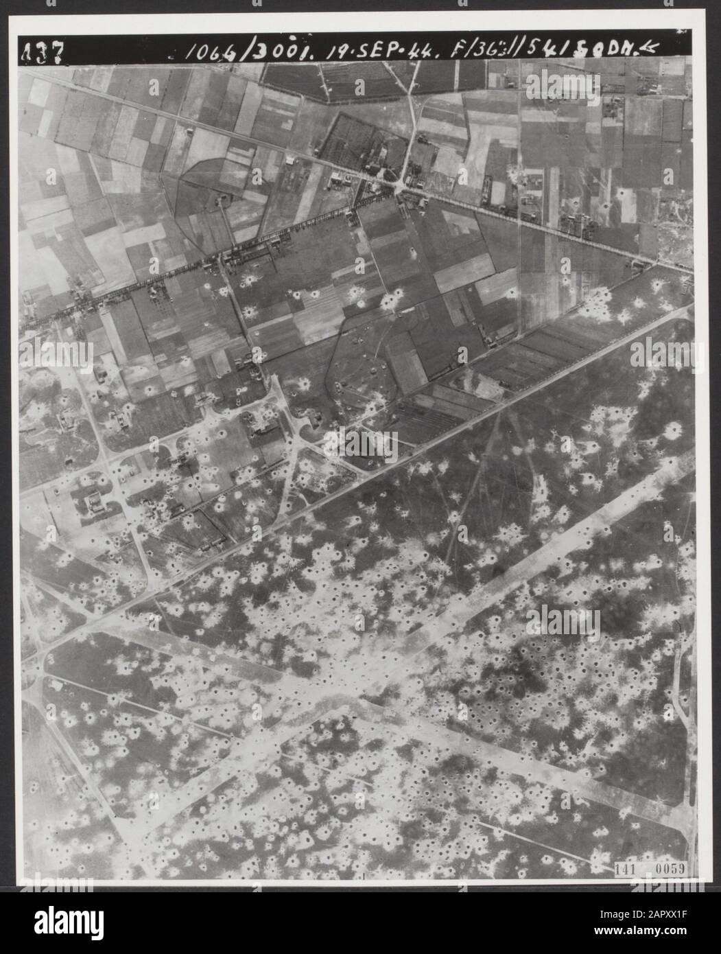 Presa d'aria. Volkel Airport bombardato. Per spianare la strada al loro avanzamento da sud, gli Alleati bombardarono l'aeroporto Volkel vicino Uden il 15 agosto 1944. Tutte le piste sono diventate inutilizzabili, ma gli hangar con gli aerei tedeschi rimangono risparmiati, così come le piste. Attraverso queste piste i tedeschi riescono a scappare con i loro aerei, ma non prima di distruggere l'intero aeroporto. Gli Alleati non sanno che i tedeschi sono scomparsi e bombardato nuovamente l'aeroporto il 3 settembre 1944; Foto Stock