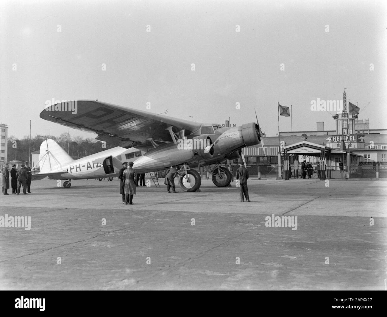 Aeroporto di Berlino - Tempelhof Personale Al Fokker F.XX PH-AIZ Silver Gull Data: Ottobre 1934 posizione: Berlino, Germania Parole Chiave: Aviazione, compagnie aeree, piloti, aeromobili, personale aeronautico, aeroporti Nome istituto: Berlin-Tempelhof Foto Stock