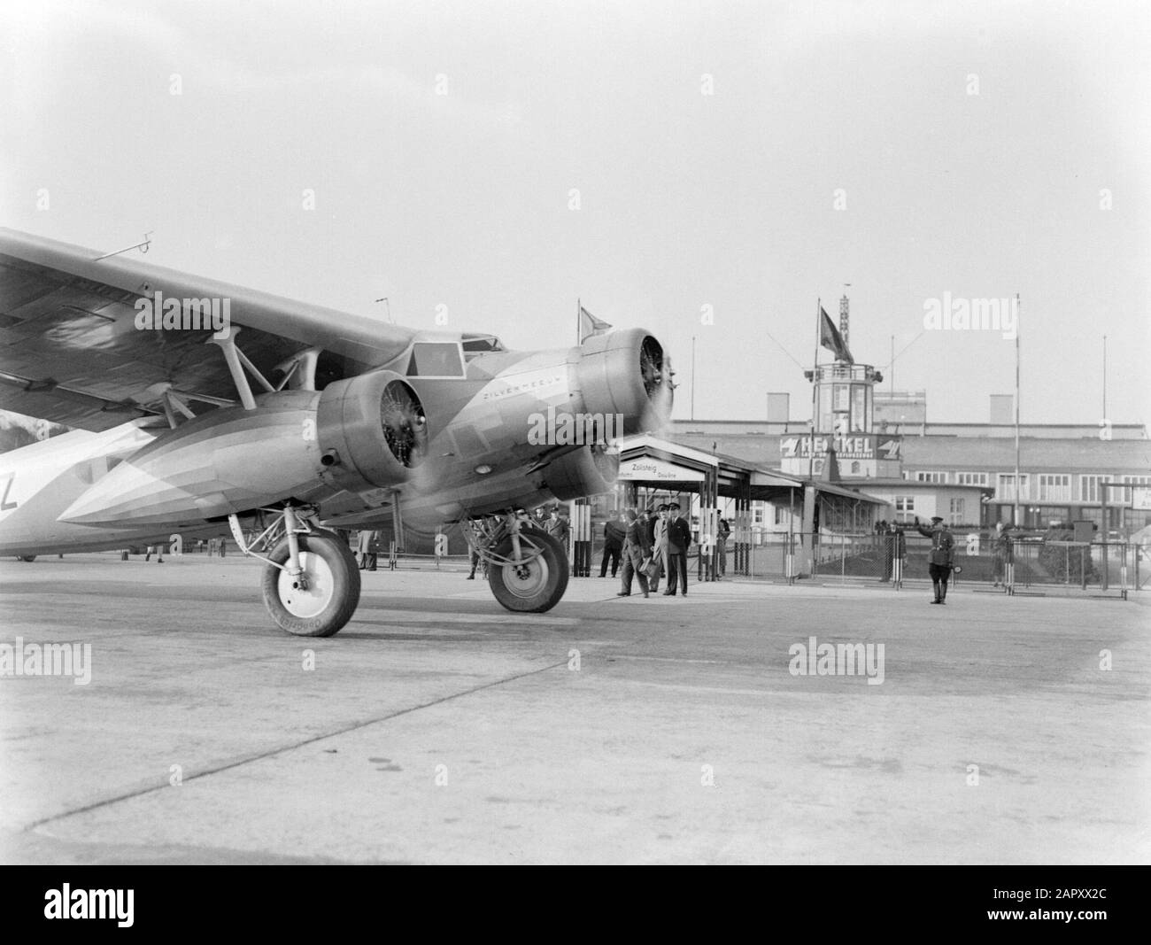 Aeroporto di Berlino - Tempelhof Staff Al Fokker F.XX PH-AIZ Silver Gull Data: Ottobre 1934 posizione: Berlino, Germania Parole Chiave: Aviazione, compagnie aeree, velivoli, personale aeronautico, aeroporti Nome istituto: Berlin-Tempelhof Foto Stock