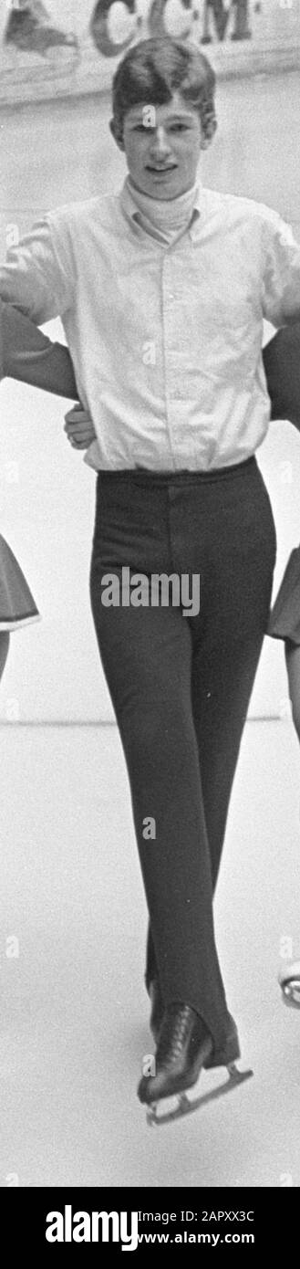 Dutch Figure Skating Championships 1967 at the Hokij (Housrenthallen) in the Hague V.l.n.r. i partecipanti Anneke Heyt, Willy de Zoete, Marie Jouwstra, Arnoud Hendriks, Rieneke Zenijk, Anneke Roel e Astrid Feiertag Annotation: Arnoud Hendriks era l'unico maschio Data: 15 marzo 1967 Location: Zuid-Haag, Olanda parole Chiave: Danza del ghiaccio, pattinaggio, sport Nome Persona: Feiertag, Astrid, Hendriks, Arnoud, Heyt, Anneke, Jouwstra, Marie, Roel, Anneke, Zeneke, Zoet, Willy de Foto Stock