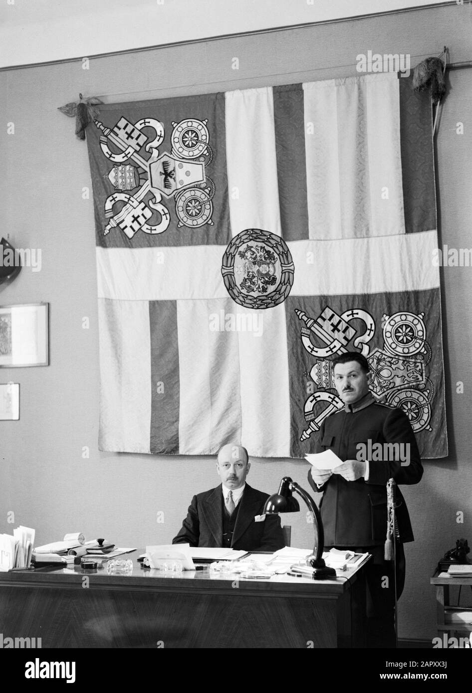 Roma: La Guardia Svizzera Papale in Città del Vaticano V.L.n.r. comandante Georg von Sury d'Aspremont e capitano Umberto Aebischa per la bandiera regimental Data: 1938 Località: Italia, Roma, Città del Vaticano Parole Chiave: Scrivanie, eraldry, militare, bandiere Nome personale: Aebischa, Umberto, Sury d'Aspremont, Georg von Foto Stock
