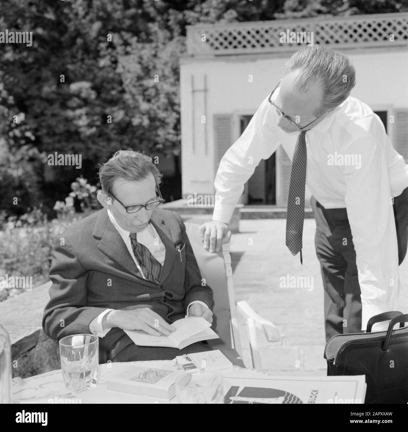 Visita A Ibking V.l.n.r. Walter Mehring e Hermann Kreisselmeier seduti su una terrazza Data: Giugno 1964 luogo: Germania, Monaco di Baviera, Germania occidentale Parole Chiave: Libri, bevande, mobili, cancelleria, scrittori, stoviglie, borse, terrazze, giardini, case Nome personale: Kreisselmeier, Hermann, Mehring, Walter Foto Stock