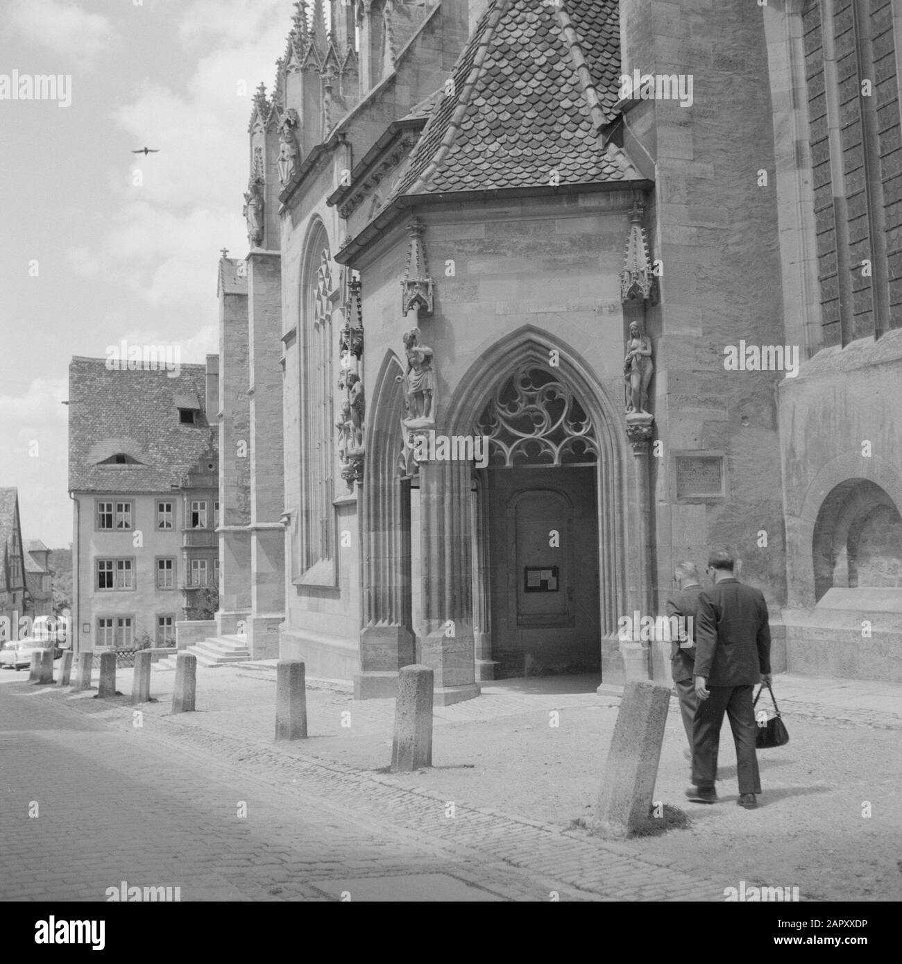 Mittelfranken Pedoni di fronte all'ingresso della St. Jacobskirche Data: 1960 luogo: Baviera, Germania, Rothenburg ob der Tauber, Germania occidentale Parole Chiave: Edifici della Chiesa, sculture di strada, pedoni Nome personale: Sint Jacobskirche Foto Stock