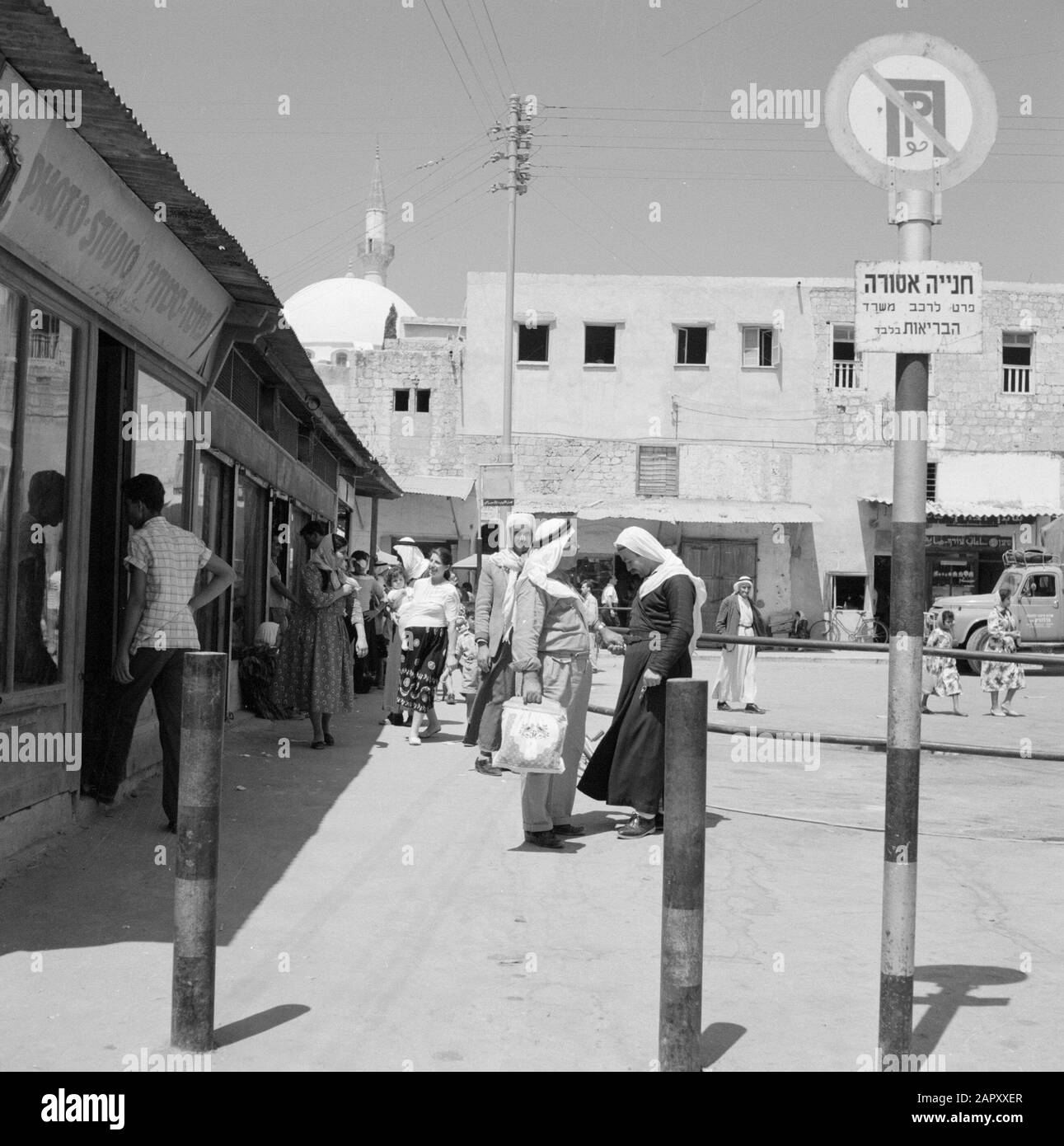 Israele 1964-1965: Akko (Acre), immagini della strada zona pedonale con gli amanti dello shopping sulla strada Annotazioni: Akko (anche chiamato Acre) è un'antica città portuale nel nord di Israele, situata sul Mar Mediterraneo. La città si trova a 23 chilometri a nord di Haifa. Akko ha un caratteristico aspetto medievale e orientale, con molti vecchi edifici e pareti. In epoca ellenistica e romana la città portava il nome Ptolemaize Data: 1964 luogo: Acro, Israele Parole Chiave: Architettura, sculture di strada, pedoni, shopping Foto Stock