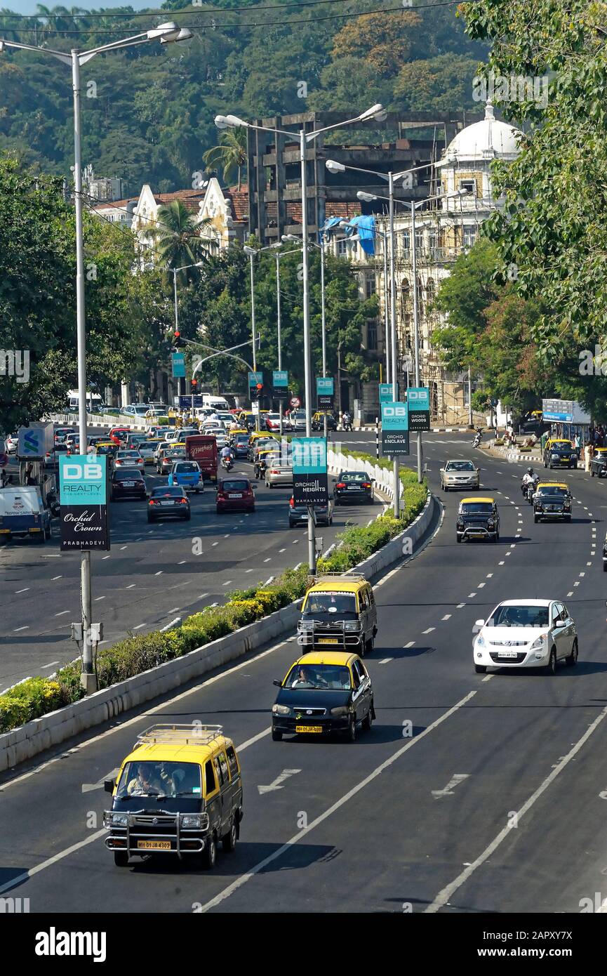 Traffico sulla strada di Mumbai a mezzogiorno Foto Stock